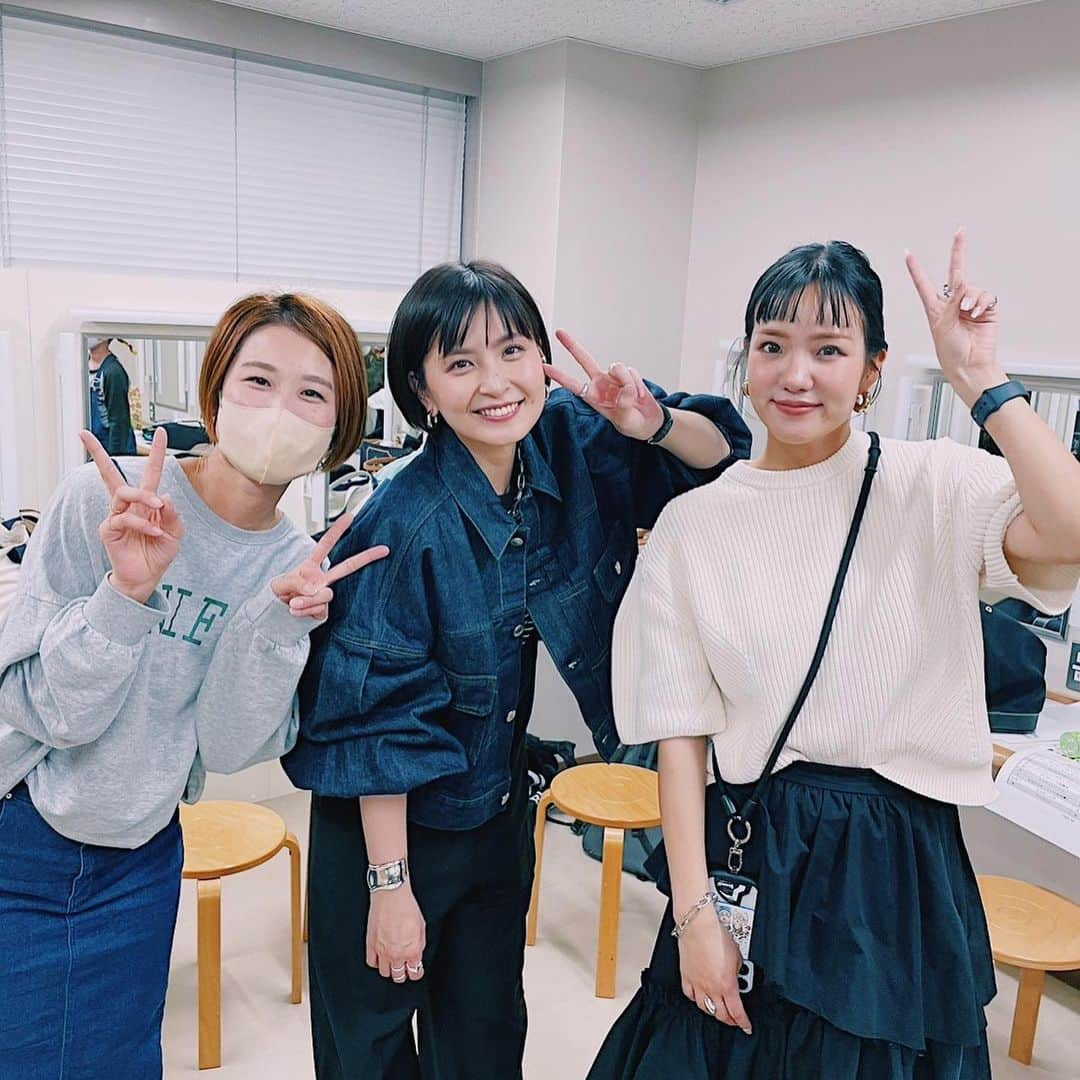 カジサック&ヨメサックさんのインスタグラム写真 - (カジサック&ヨメサックInstagram)「妻'sです☺︎ 親戚じゃないのに親戚みたいで、みんなでいるのが本当楽しくて、楽屋も打ち上げもずーっと楽しかったです❤️ 打ち上げは妻3人とカンナとはるちゃんの女子会テーブルでした🥰 はるちゃんはラムチョップがお気に入りでカンナとどっちが綺麗に食べれるか選手権を開催してました💪 カンナの圧倒的勝利でした✨  #カジサック #カジサックオフ会 #ヨメグラム」4月9日 8時36分 - kajisac_yomesac