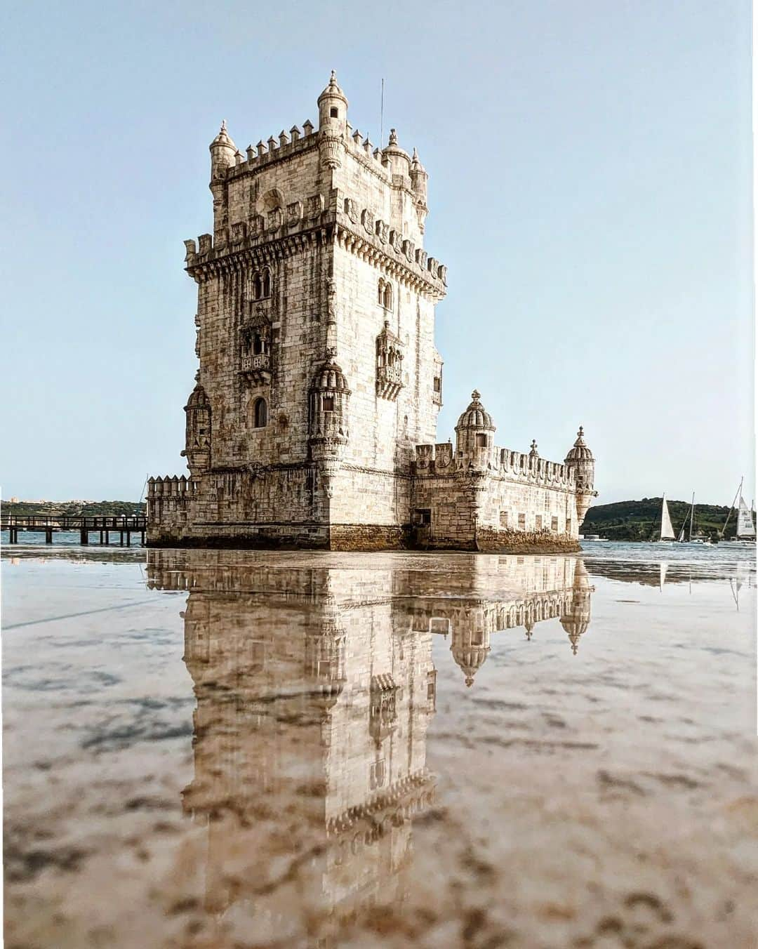 Guido Gutiérrez Ruizのインスタグラム：「Callejeando y observando la vida de Lisboa. Aquí os dejo 10 postales de este viaje con sus ubicaciones. ¿Qué foto te ha gustado más? • Walking the streets and observing the life of Lisbon. Here are 10 postcards of this trip with their locations. What photo do you like most? #Guigurui  📍Locations 👇🏼 Ubicaciones   1. Torre de Belém  2. Largo da Sé  3. Miradouro de Santa Luzia 4. Cascais (Boca do Inferno 5. Sintra (Castelo dos Mouros) 6. Portugália Cervejaria 7&9. Jardim Augusto Rosa 10. Manteigaria」