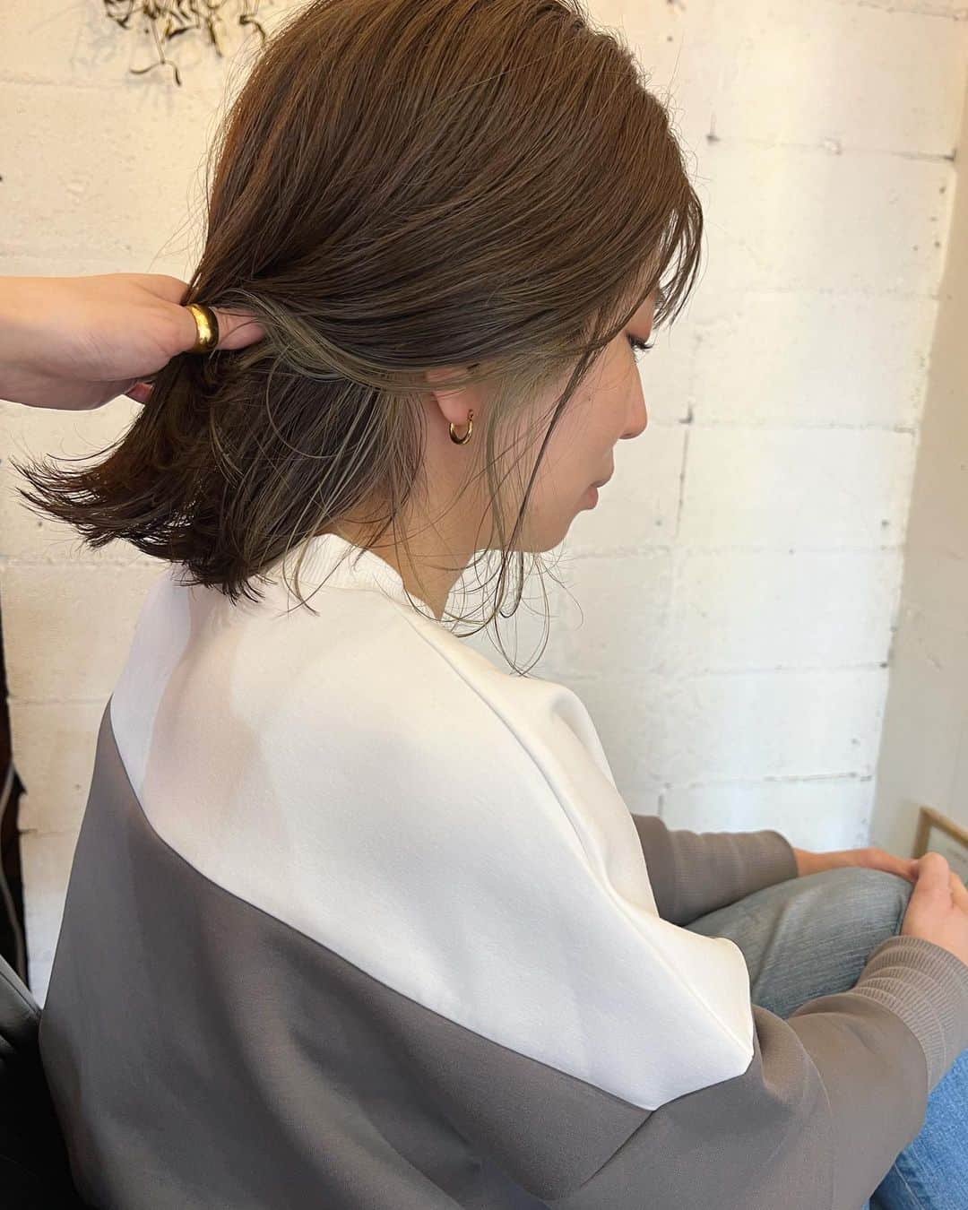 YU-U（工藤由布）のインスタグラム：「みなこさんcut&color✂︎ インナーカラーでイメチェン🫶🏻 一緒にたい焼き食べてちょっとカフェに行けた気持ち☕️ シャンプーやブラシ、コーム おすすめアイテムまるっと伝えて 美容欲もぐんぐん☺️嬉しい🤝🏻 ・・・ #uアレンジ #Aperoヘア #インナーカラー #ボブ」