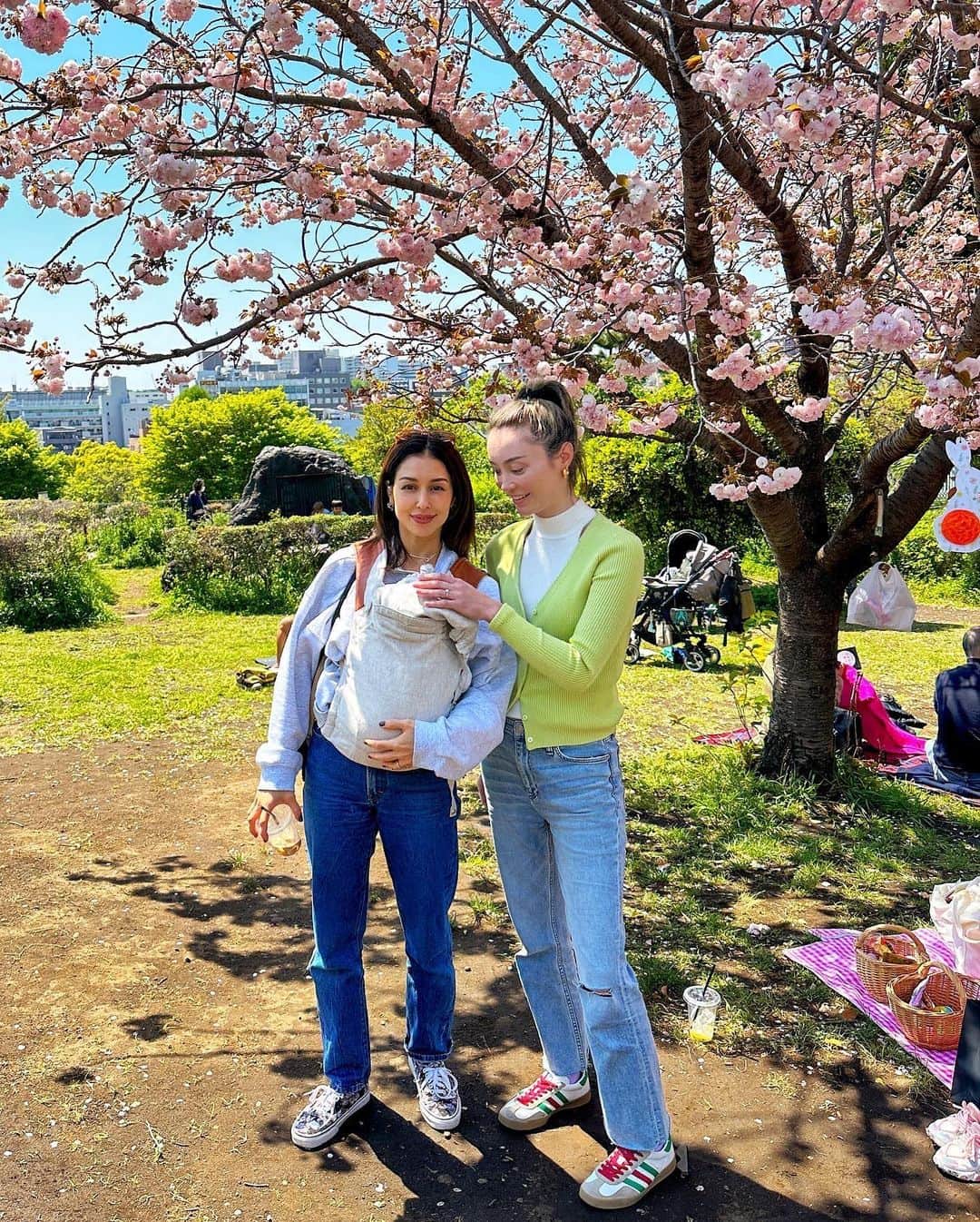 エミ・マイヤーのインスタグラム：「Happy Easter 🐣 celebrating with friends 🍕So glad the sakura were still in bloom this weekend 🌸」