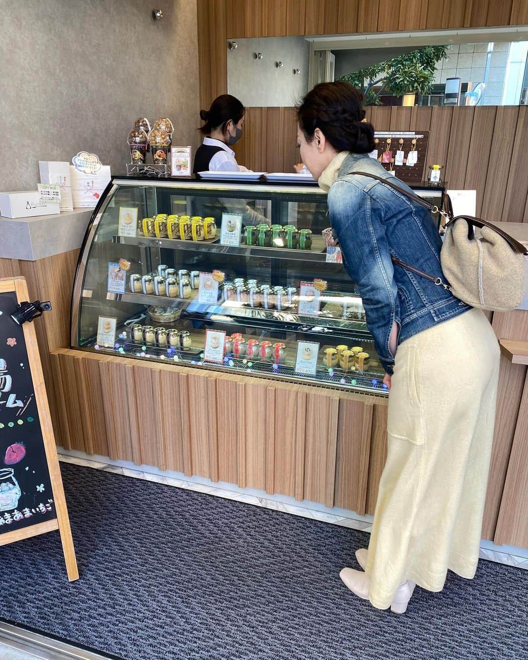 小柳津真由美さんのインスタグラム写真 - (小柳津真由美Instagram)「イースターにはたまご料理❗️という事で、、、  プリンを日夜研究している 「こんだてやプリン研究部」さんに行ってきました  「食堂酒場こんだてや」さんのスイーツ部門として市川駅の目の前に昨年オープンしたテイクアウトのプリン専門店です  素材をいかした　たまごと牛乳の風味を感じる何処か懐かしいお味のプリンは湯煎による低温調理でなめらかで 優しい口当たりに仕上がっています  定番のなめらかプリンは 元々こんだてやさんで出されていた人気メニュー  その他数々のグランドメニューに加え期間限定プリンが1ヶ月に2種類のペースで発表されているそうです  今月は苺を使ったメニューやクッキークリーム  今回　定番のなめらかプリンと グランドメニューのアールグレイ 期間限定メニューのストロベリーと クッキークリームをお持ち帰りしました  なんと滑らか❣️ 口の中でとろける柔らかな舌触りと ふんわり甘いたまごのお味🥚 それぞれのフレーバーもしっかり感じ全てが優しくまとまっている、、、  一口たべると優しい気持ちになれるような　そんなプリンでした😍  毎月登場する新しいお味も是非試してみたいです  包装も可愛いのでギフトにもピッタリですね❣️  #priken  #プリン研究部 #生プリン #期間限定プリン #とろけるプリン #プリ研 #こんだてやプリン研究部 #市川スイーツ PR@purinken.kondateya #甘い物好き #甘い物好きな人と繋がりたい  #イースター #イースターにたまご料理 #美味しいプリン屋さん  #小柳津真由美」4月9日 19時30分 - mayumioyaizu