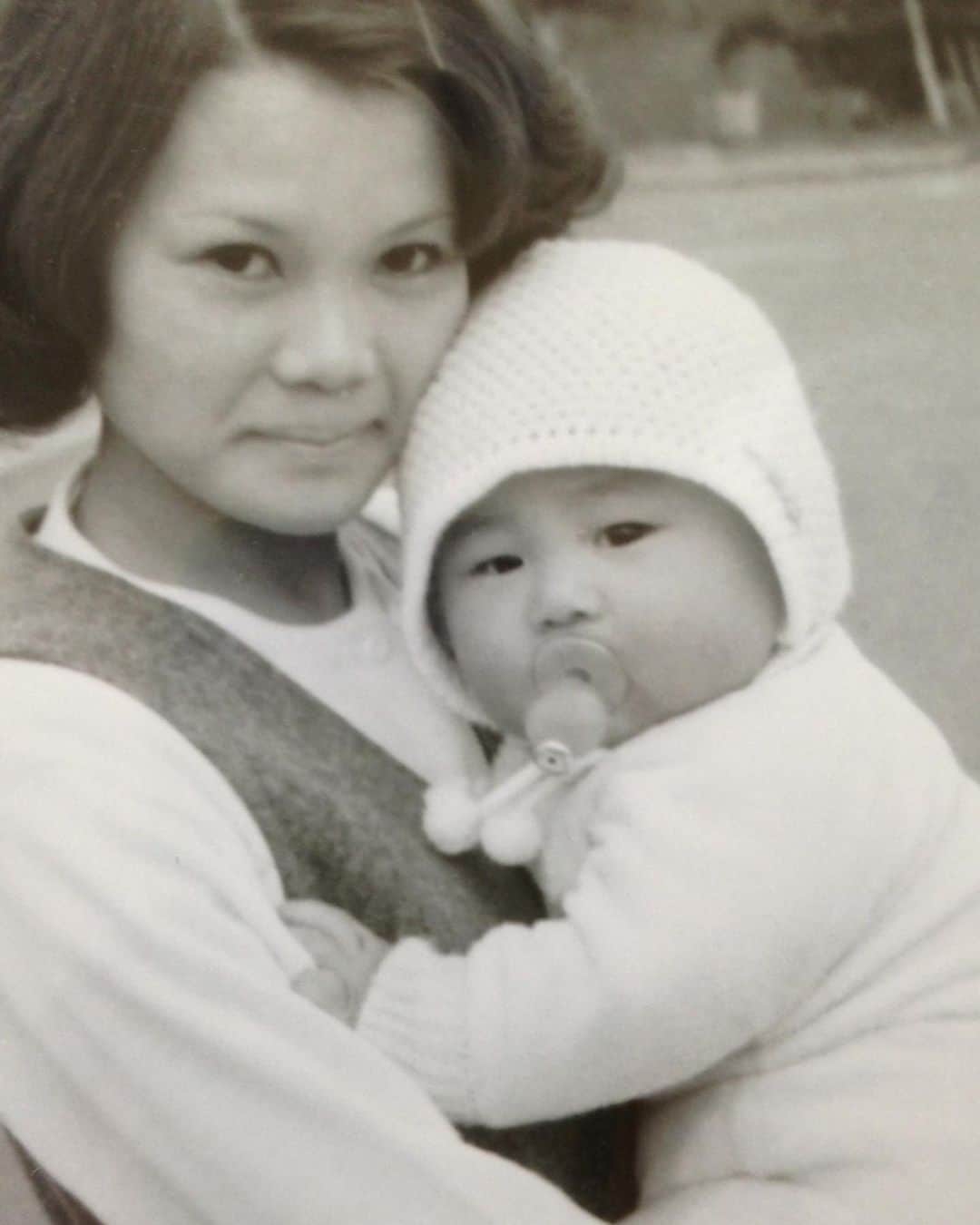 難波章浩さんのインスタグラム写真 - (難波章浩Instagram)「僕の母 難波玲子は2023年4月7日に永眠いたしました。  とても可愛らしい人でした。  パーキンソン病と診断されたのが2003年くらいだったと思います。それから少しずつ身体が思うように動かなくなっていき、亡くなるまでの7年間、父が在宅介護を頑張ってきました。最後は完全に寝たきりで痴呆もある状態の母を、毎日献身的に介護をする父には尊敬しかありませんでした。色んな形の愛があるのだと、2人から色んなことを学びました。  僕が2人のそばで生活してこれたのは妻のミーちゃんの理解のおかげです。孫と一緒に過ごさせてあげることが出来たのは幸せだったと思っています。  母も父も沢山の方々からのサポートを受けながらやってきました。 訪問ヘルパーの方々や、介護関係の方々、病院での医療に携わる方々のお力が無ければ間違いなく父は潰れていました。父と母に代わりまして感謝の気持ちを伝えさせて下さい。本当に今まで父を支えて下さりありがとうございました。  ここまで命や人生とは何か？を考える時期はありませんでした。僕自身まだ何も整理は出来ていませんし気持ちは不安定です。でも悩んだり何かを考えられるということは今まさに生きてる訳で、あんな状態になっても一生懸命に生きてる母の姿を見たら、僕もまだまだ頑張って生きるしかないない、負ける訳には行かないと思っています。  最後の動画は亡くなる少し前のものですが、ずっと話かけても反応しなかった母が何かを伝えようとしてくれているのが嬉しかったです。 今日、納棺師の方と父とミーと母の身体を綺麗にしてあげたり、介護ベットを片付けたりしました。今は父がゆっくりと何の心配もなく熟睡出来る様になるのを願うばかりです。  病気と闘う方々、そして、その方を支えている方々、全ての皆様にエールを送りたいと思います。  ps. 昨日のケンくんのインスタでのコメント本当嬉しかったし支えになっています」4月9日 18時07分 - akihironamba