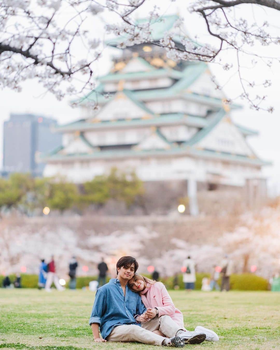Alexa Ilacadさんのインスタグラム写真 - (Alexa IlacadInstagram)「A dream I’m living in. 🌸🤍 @kdestrada_   📷 @sweet.escape • Use my code “ALEXA10” for 10% off + 10 extra photos for a photoshoot in any destination with SweetEscape! #Japan #Osaka #Hanami #Sakura #CherryBlossoms #DreamComeTrue #AnsweredPrayer #happiestplaceonearth」4月9日 18時00分 - alexailacad