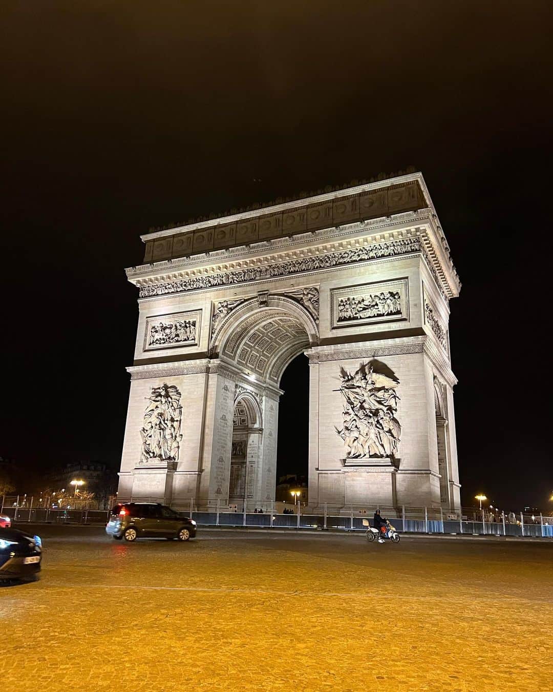 一双麻希 さんのインスタグラム写真 - (一双麻希 Instagram)「パリの夜景たち。🗼✨✨ エトワール凱旋門を登ると、 大きくて光いっぱいに輝いたシャンゼリゼ通り、 美しいエッフェル塔の景色が。 パリの放射線状に広がる通り、街の形も感じられ、 まさにパリらしい景色だ..🥺とうっとり。 パリに来たんだなぁ、来られて良かったな、、と 夕暮れから真っ暗になるまで1時間以上浸っていました。笑 1〜6枚目📍#エトワール凱旋門  最後2枚📍#エッフェル塔   なかなかパリではスリを気にして人に写真を撮ってもらう事を頼めずに居たのですが、、 近くで日本語が聞こえてきたら すかさず声をかけてw写真を撮っもらい📸笑、 そこから旅話してパリのお勧め聞いたりして仲良くなるという。そんな一期一会もありました☺️  #パリの風景  #パリ #パリ旅行  #パリ散歩 #ヨーロッパ旅行 #凱旋門 #一人旅 #女子旅 #パリ観光 #parís #ヨーロッパ旅 #女子一人旅 #女一人旅 #旅好き #旅好きな人と繋がりたい #旅好き女子 #海外旅行 #フランス #フランス旅行 #山ガール #アウトドア女子 #シャンゼリゼ通り #worldtravel #parisgram #eiffeltower #worldtraveler #triomphe #champselysees」4月9日 18時00分 - isso_maki315