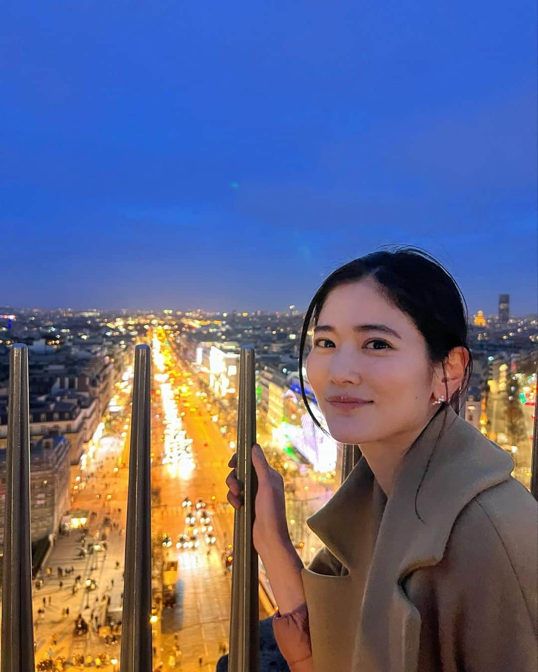 一双麻希 さんのインスタグラム写真 - (一双麻希 Instagram)「パリの夜景たち。🗼✨✨ エトワール凱旋門を登ると、 大きくて光いっぱいに輝いたシャンゼリゼ通り、 美しいエッフェル塔の景色が。 パリの放射線状に広がる通り、街の形も感じられ、 まさにパリらしい景色だ..🥺とうっとり。 パリに来たんだなぁ、来られて良かったな、、と 夕暮れから真っ暗になるまで1時間以上浸っていました。笑 1〜6枚目📍#エトワール凱旋門  最後2枚📍#エッフェル塔   なかなかパリではスリを気にして人に写真を撮ってもらう事を頼めずに居たのですが、、 近くで日本語が聞こえてきたら すかさず声をかけてw写真を撮っもらい📸笑、 そこから旅話してパリのお勧め聞いたりして仲良くなるという。そんな一期一会もありました☺️  #パリの風景  #パリ #パリ旅行  #パリ散歩 #ヨーロッパ旅行 #凱旋門 #一人旅 #女子旅 #パリ観光 #parís #ヨーロッパ旅 #女子一人旅 #女一人旅 #旅好き #旅好きな人と繋がりたい #旅好き女子 #海外旅行 #フランス #フランス旅行 #山ガール #アウトドア女子 #シャンゼリゼ通り #worldtravel #parisgram #eiffeltower #worldtraveler #triomphe #champselysees」4月9日 18時00分 - isso_maki315