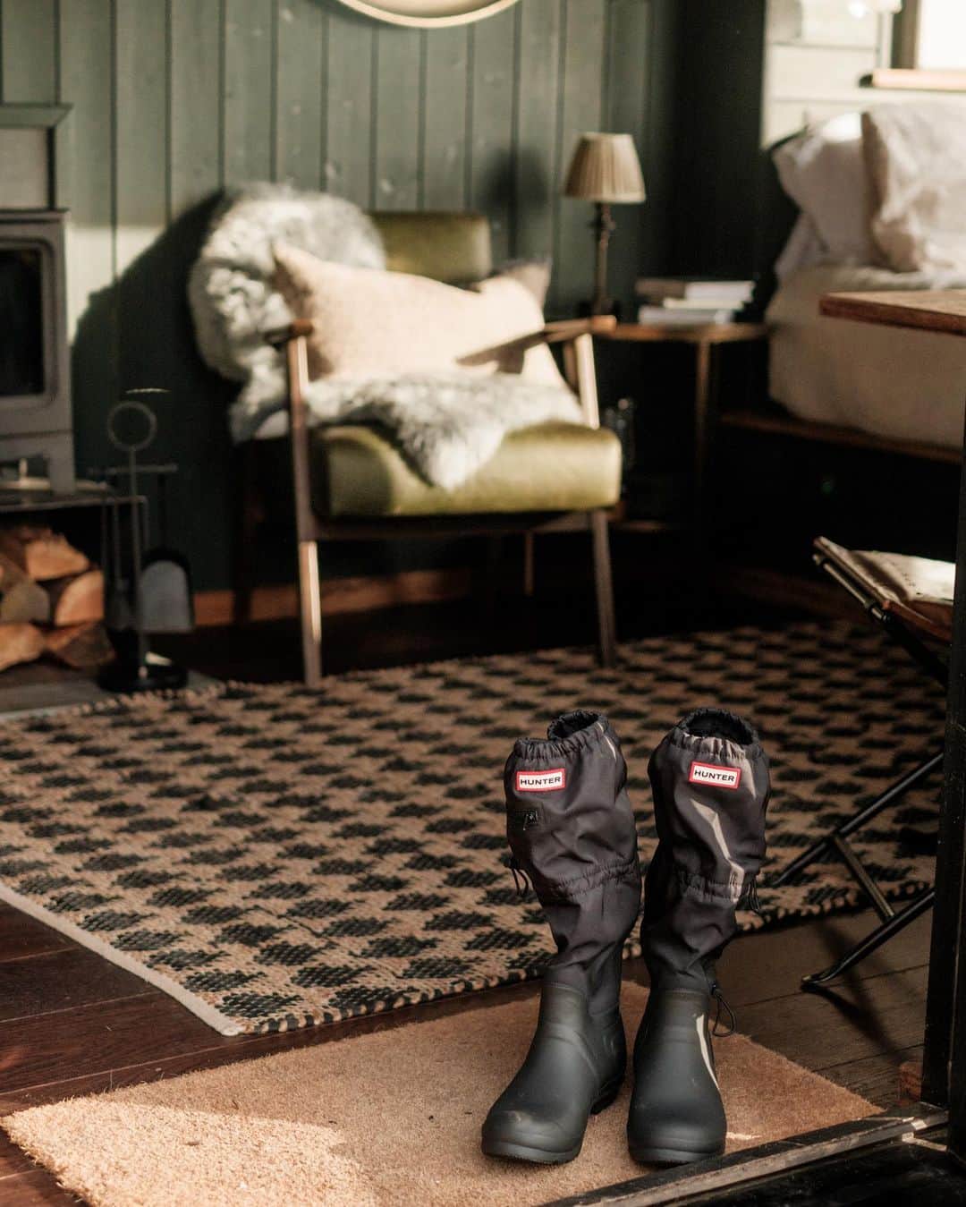 ハンターブーツのインスタグラム：「WIN an unforgettable off-grid experience.  To celebrate the launch of Hunter's Travel Series collection and our newest cabins in Devon, Rest + Wild and @HunterBoots are giving away a 2-night stay at our Exmoor cabins and a pair of Hunter Original Tall Travel Boots for you and a loved one.   Explore Exmoor National Park’s breathtaking landscape in Hunter's packable boots before retreating to the comfort of your cabin.   How to enter: • Like this post • Follow @restandwild.co and @hunterboots • Tag your favourite travel companion • Share to your story for a bonus entry  The competition closes midnight on 14.04.23 (UK time). Entrants must be 18 or over and reside in the UK. By entering this competition, you con�firm you’ve read and understood the terms and conditions, available via the link in our bio. The winner will be randomly chosen and notified on Monday, 17th April 2023, via DM by Rest + Wild. This giveaway is not sponsored, endorsed, administered by, or associated with Instagram providing a complete release of Instagram by each entrant or participant.  📷 @daisywingatesaul」