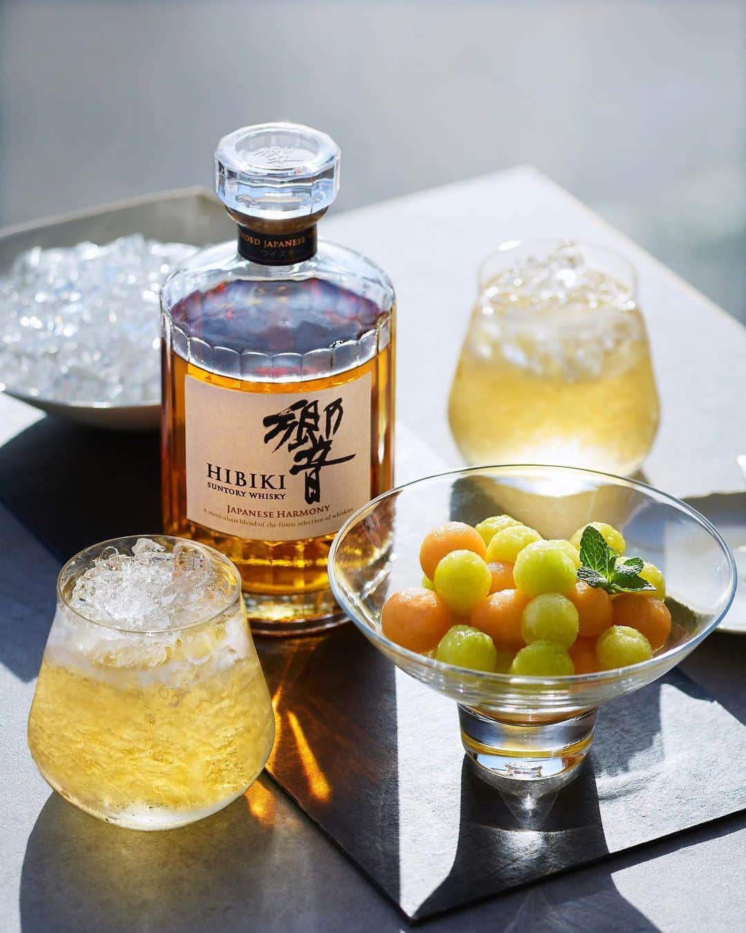 響 | SUNTORY WHISKY HIBIKIさんのインスタグラム写真 - (響 | SUNTORY WHISKY HIBIKIInstagram)「. HIBIKI TIME ～二十四節気・春分～  果実を添えて愉しむ、涼やかなミストスタイル。 Prepare fruits to savor with a refreshing glass of whisky with crushed ice.  #hibiki #響 #hibiki_time #二十四節気 #24seasons #清明 #seimei #withnature #クラッシュアイス #crushedice #ウイスキーミスト #whiskymist #melon」4月9日 18時02分 - suntorywhisky_hibiki