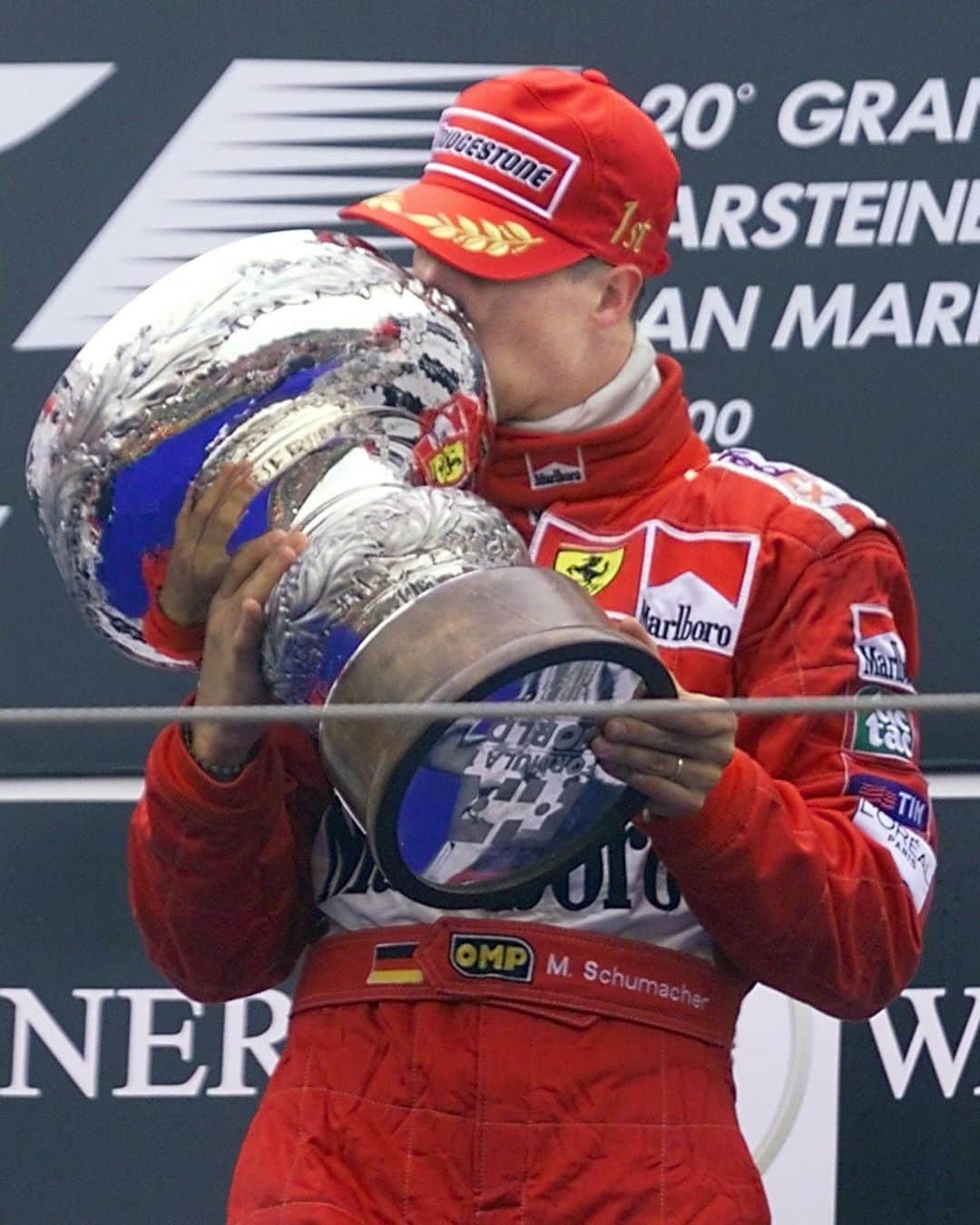 ミハエル・シューマッハさんのインスタグラム写真 - (ミハエル・シューマッハInstagram)「'Without my team, I am nothing‘  Michael winning the 2000 Imola GP.   #OTD #MSC #Teamwork #F1 #KeepFighting @scuderiaferrari @f1 - pics: AFP」4月9日 18時04分 - michaelschumacher