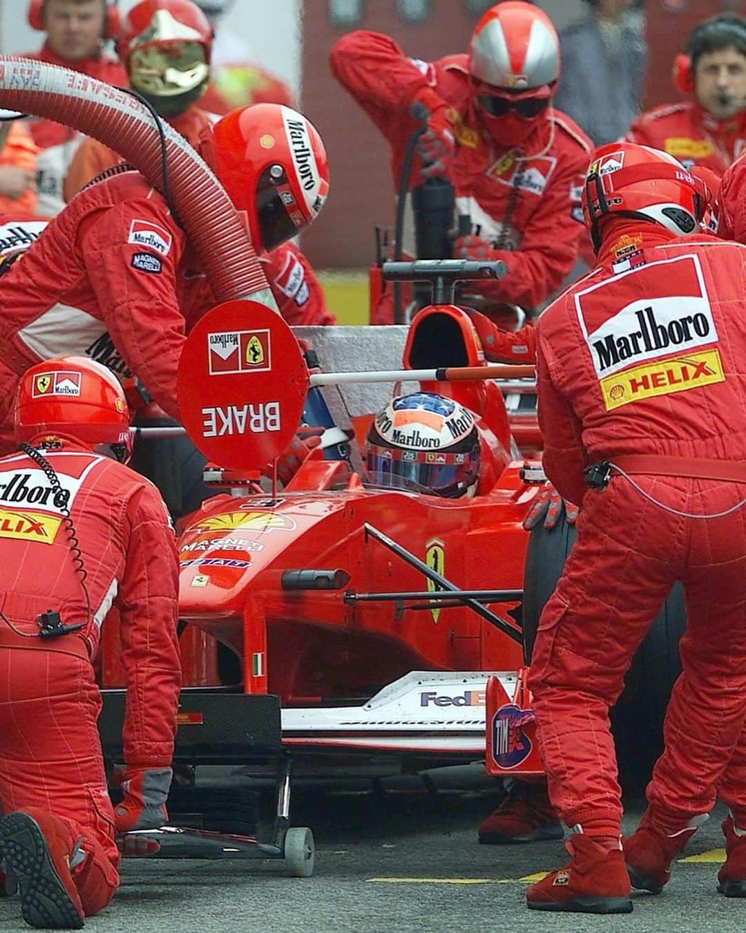 ミハエル・シューマッハのインスタグラム：「'Without my team, I am nothing‘  Michael winning the 2000 Imola GP.   #OTD #MSC #Teamwork #F1 #KeepFighting @scuderiaferrari @f1 - pics: AFP」