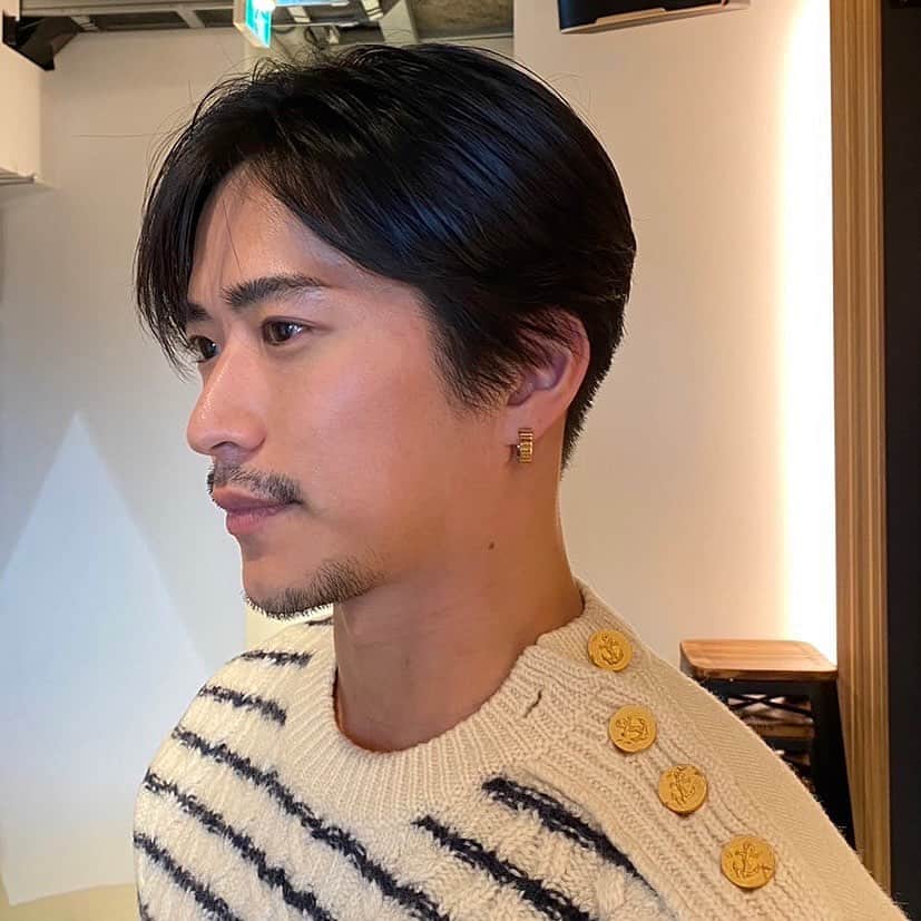 田中啓太のインスタグラム：「僕の日々のスキンケアでとても大事にしてることは保湿です。そして年齢を重ね、エイジングケアにも目を向けてみようと思う。  コスメデコルテ「リポソーム アドバンスト　リペアセラム」は、男性でも使用しやすくスッと伸びて、しっかり浸透してくれる。落ち着いた香りで、メンズ美容初心者でも抵抗なく使用出来ると思う。  メンズスキンケアのワンランク上へ  #リポソーム美容液 #リポソームアドバンストリペアセラム #コスメデコルテ #1滴に1兆個 #decorte_pr」