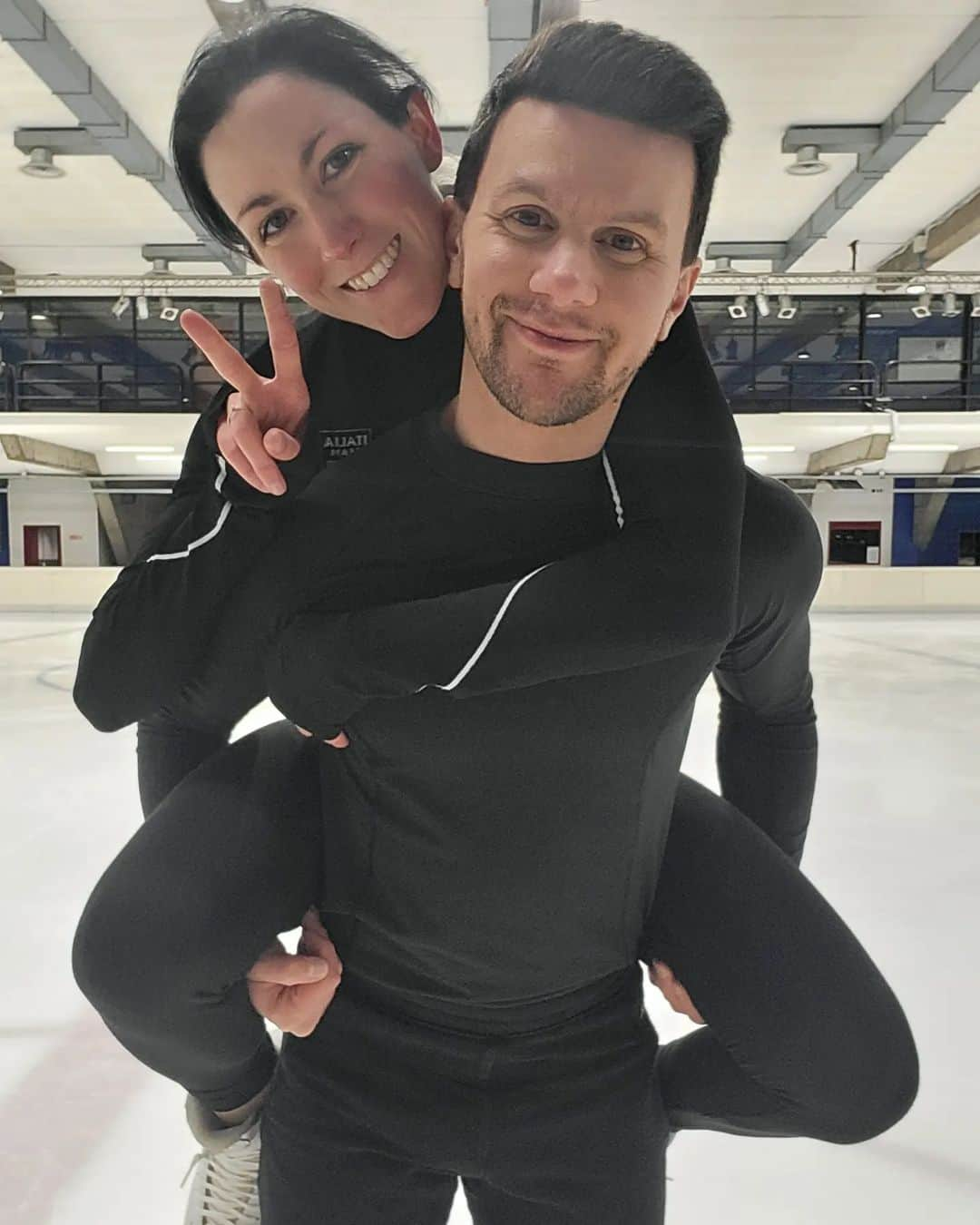 シャルレーヌ・ギニャールさんのインスタグラム写真 - (シャルレーヌ・ギニャールInstagram)「Last practice of the season 🥳🥳🥳 With our little Molly of course 😍 Now --> World Team Trophy and vacation !!!  #isufigureskating #isu #icedance #fiammeazzurre #poliziapenitenziaria #fisg4passion #conisocial #coni #italiateam🇮🇹  #guignardfabbri #jacksonultima #worldteamtrophy2023 #wtt #tokyo #lastpractice」4月9日 18時08分 - charleneguignard