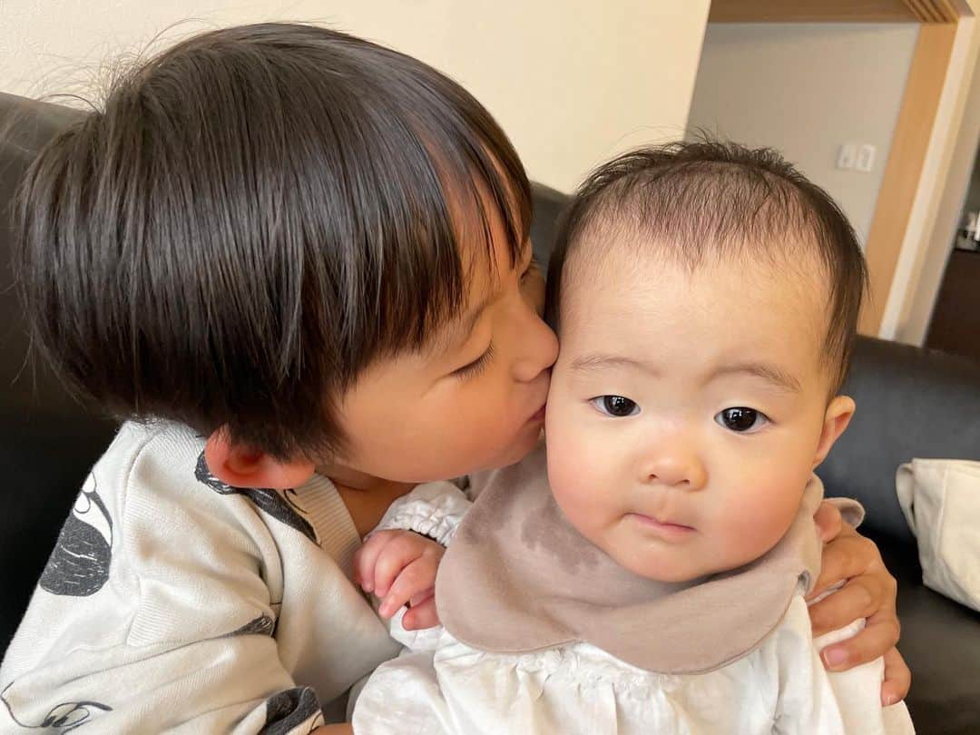 のインスタグラム：「春休みの思い出🫶🏻 いとこ達と映画🎬へ行ったり、お花見🌸したりetc... 👶🏻にも癒されて 楽しい帰省でした❣️  弾丸🚅だったけど、やっぱり実家は最高🥰🌈💫  ポケモンセンターでは、好きなのを1つ選んで買ったんだけど、レンは ルカリオのぬいぐるみを選んでて…❣️ にいに達👦🏻👦🏻の事が 本当に大好きなのが だだ漏れ🤭🍀  #春休み#浜松#帰省#いとこ#仲良し#思い出#赤ちゃん」