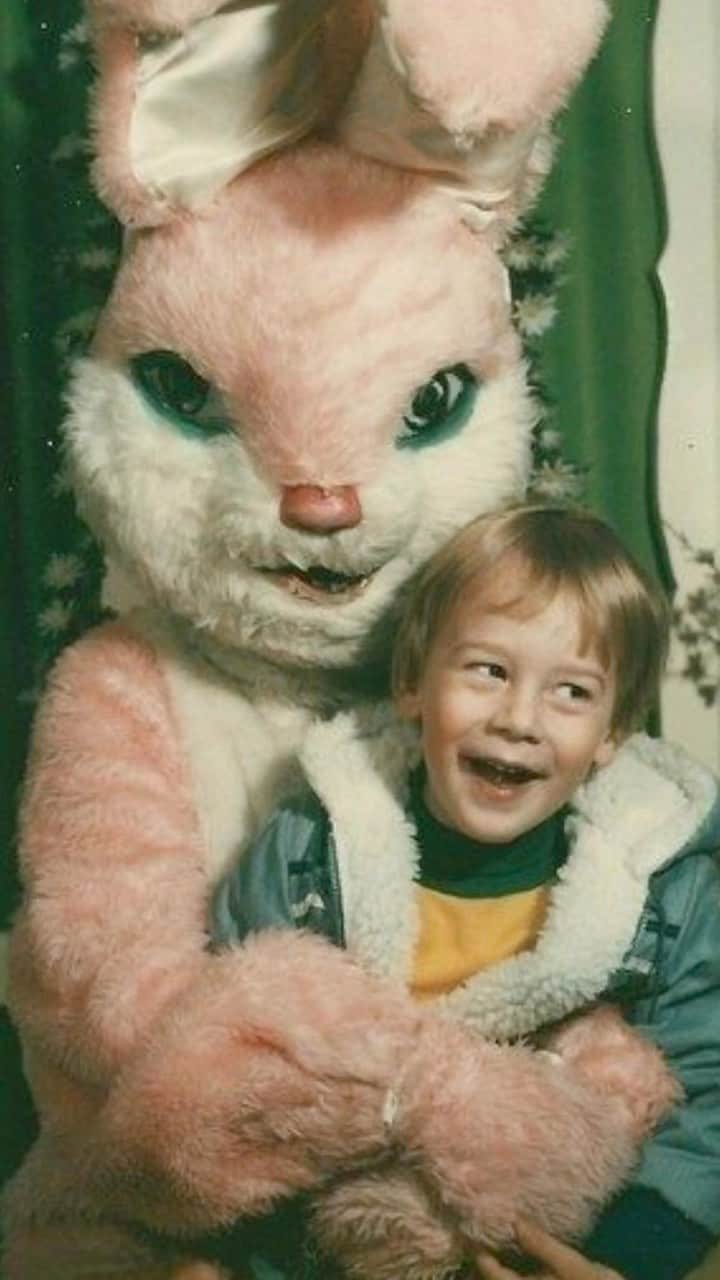 ダコタ・ブルー・リチャーズのインスタグラム：「Happy Easter 🐣  Turning my favourite festive story thread of terrified children with horrific Easter bunnies into a reel to be enjoyed by all forever and ever.」