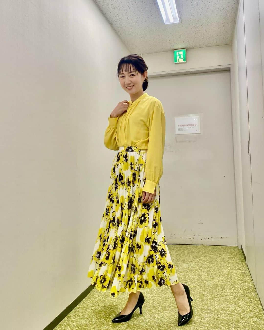 豊崎由里絵のインスタグラム：「. 明日は月曜日！✨ 毎朝7:00〜 TOKYO MX「堀潤モーニングFLAG」 ぜひご覧ください〜😆！！  しばらくぶりに 月曜日が来るのが心配で 週末になるとホッとするという ソワソワして刺激的な毎日を 送っております🤣！  新生活に慣れない皆さま 一緒に頑張りましょーう🥹！！  以下、先週の衣装です🌷  🍀4/3(月)【イエローブラウス＋花柄プリーツスカート】 ブラウス&スカート　@pitchoune__official  🍀4/4(火)【白ブラウス＋白ベスト＋ラベンダーパンツ】 ブラウス　@munich_official ベスト　@pitchoune__official パンツ　@pierrot_shop  🍀4/5(水)【ピンクストライプブラウス＋白ワイドパンツ】 ブラウス&パンツ　@pitchoune__official  🍀4/7(金)【グリーンシャツワンピース】 　@pitchoune__official #モニフラ　#アナウンサー　#アナウンサー衣装　#ootd」