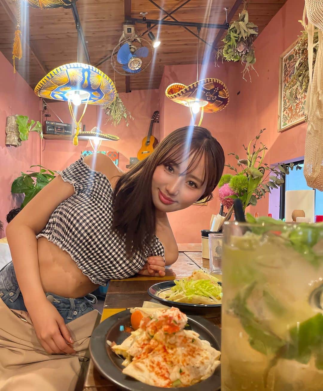 川谷花音のインスタグラム：「Hola🌮❤️  今日あった不思議なお話  寝れなくて寝れなくて、羊を数えてたの それでも本当に寝れなくて 目を開けたの  そしたら、横にもう1人の私が真顔でこっち見てた  きゃーーーーー👻！！！  そんな時に急にトイレに行きたくなって  でも怖くて行けなくて  朝方に友達に電話した  あれ何だったんだろう本当に」