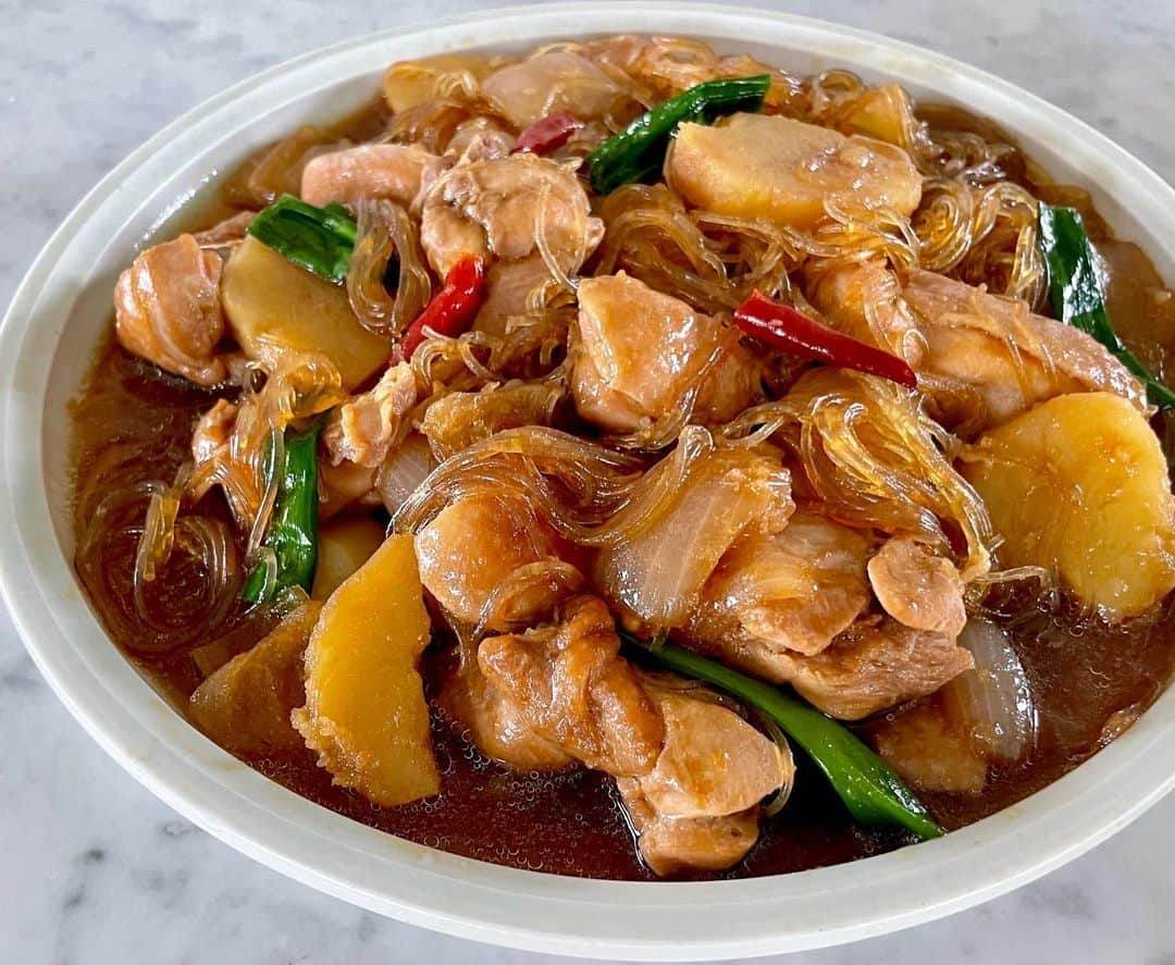 のインスタグラム：「「ごはんがすすみまくる！ チムタック（鶏と春雨の甘辛煮）」 . 韓国料理シリーズ🇰🇷より ついに来ました！ チムタックだよ😋 . 簡単美味しい作り方は このあと21時から YouTube  kohkentetsu kitchenにて 配信！ ぜひみてね！ #簡単レシピ  #韓国料理  #チムタック #チキンは裏切らないシリーズ  #YouTube #コウケンテツ #kohkentetsukitchen @studio_hoop  @etooo.kazuya」