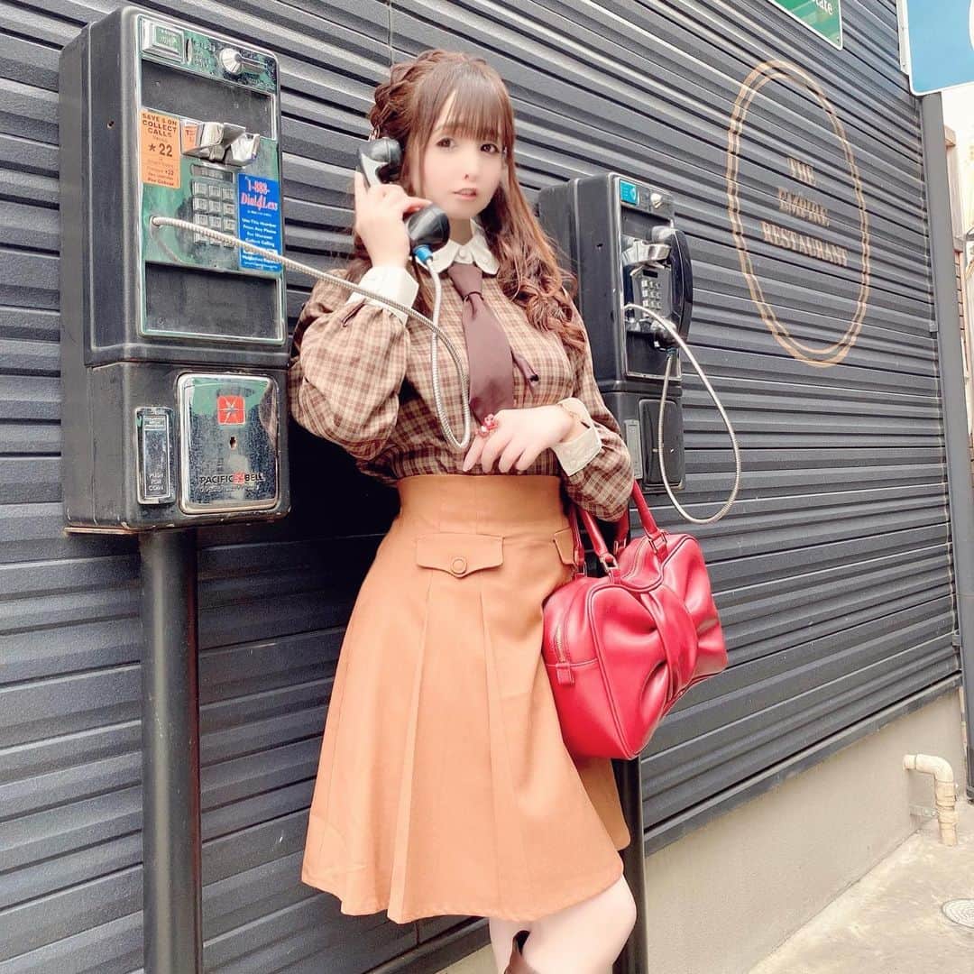 伊藤芽衣のインスタグラム：「最近は だいぶあったかくなってきたので、 ⁡ 秋冬に撮ったお写真を 忘れた頃に あわてて 投稿しています…！ ⁡ 忙しいときほど リアルタイム更新したいのに、 なかなか不器用でごめんなさい＊ ⁡ この組み合わせは 今年の秋冬 お気に入りで たくさん着ました♡♡♡」