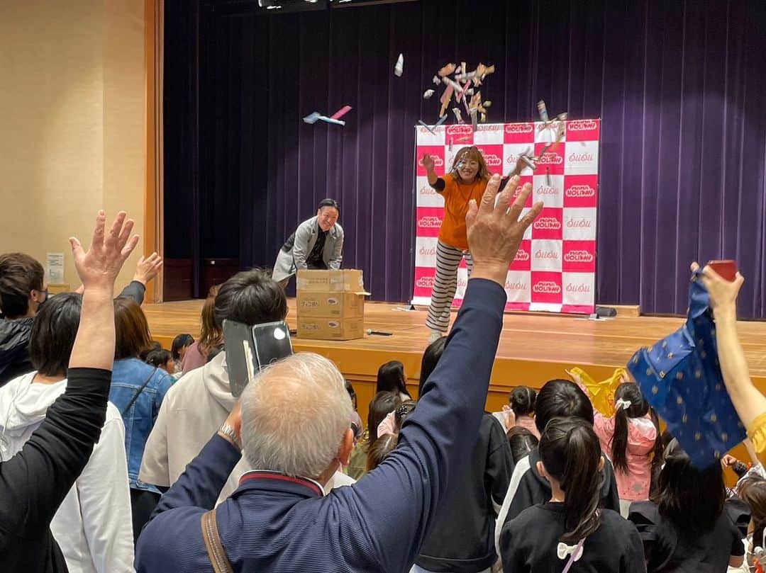 川島章良さんのインスタグラム写真 - (川島章良Instagram)「. . . 日本ガイシホールで 『ママHOLIDAYフェスタ』のトークイベントに出演してきました。 楽しかったぁー。  あっという間に40分がすぎ  津乃鶴の販売もさせていただいて  沢山の方が買っていただきありがとうございました。  そしてなによりお菓子まきというイベントが、、  これがかなり気持ちいい。  最高でした。  #ママHOLIDAYフェスタ #育児イベント #はんにゃ川島 #津乃鶴 #販売 #出汁」4月9日 18時33分 - hannyakawashima
