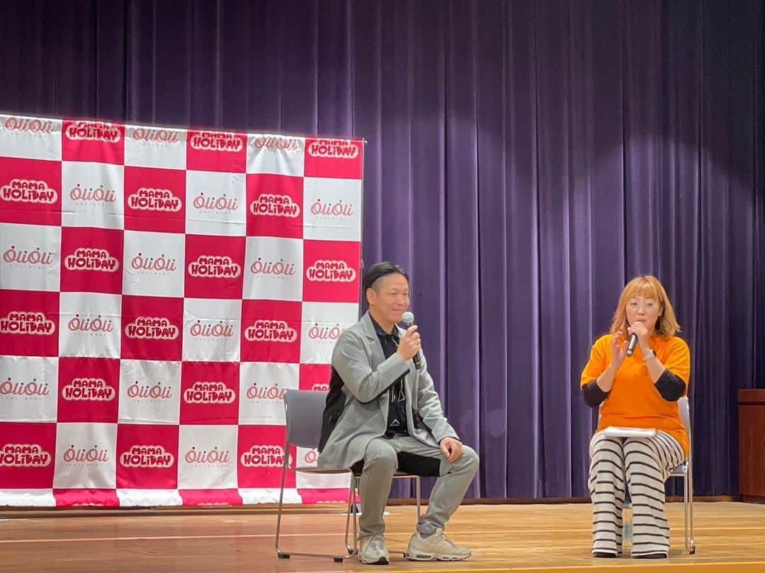 川島章良さんのインスタグラム写真 - (川島章良Instagram)「. . . 日本ガイシホールで 『ママHOLIDAYフェスタ』のトークイベントに出演してきました。 楽しかったぁー。  あっという間に40分がすぎ  津乃鶴の販売もさせていただいて  沢山の方が買っていただきありがとうございました。  そしてなによりお菓子まきというイベントが、、  これがかなり気持ちいい。  最高でした。  #ママHOLIDAYフェスタ #育児イベント #はんにゃ川島 #津乃鶴 #販売 #出汁」4月9日 18時33分 - hannyakawashima