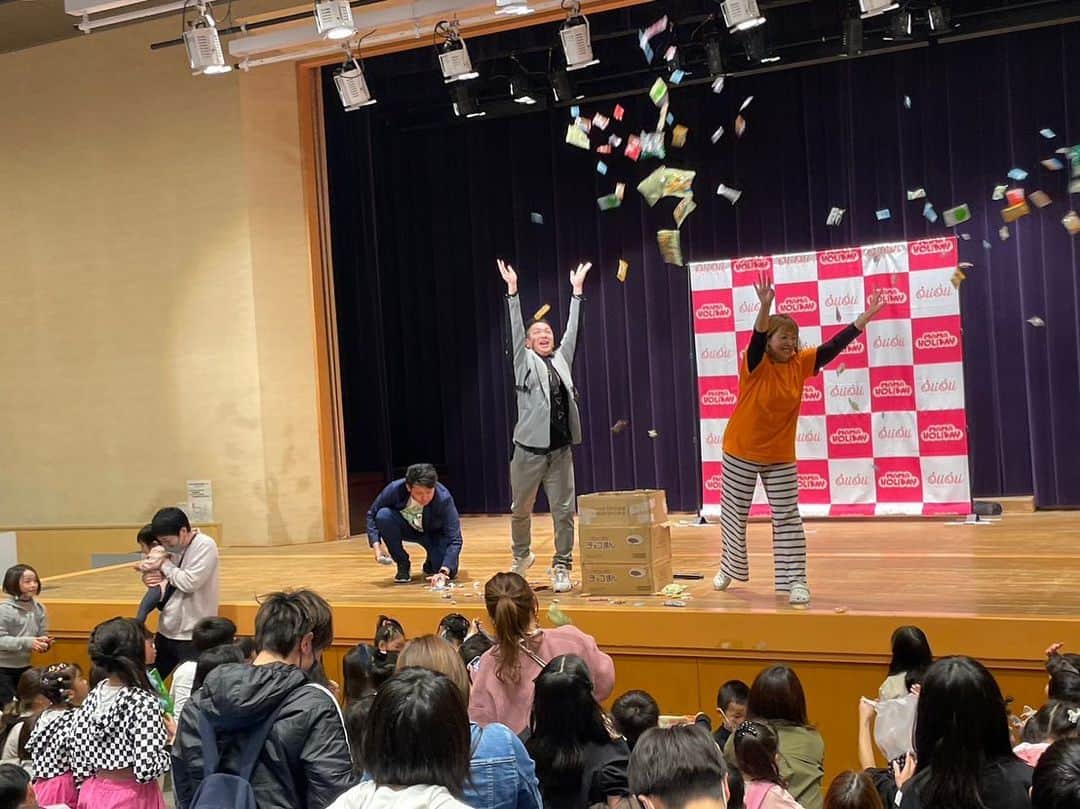 川島章良さんのインスタグラム写真 - (川島章良Instagram)「. . . 日本ガイシホールで 『ママHOLIDAYフェスタ』のトークイベントに出演してきました。 楽しかったぁー。  あっという間に40分がすぎ  津乃鶴の販売もさせていただいて  沢山の方が買っていただきありがとうございました。  そしてなによりお菓子まきというイベントが、、  これがかなり気持ちいい。  最高でした。  #ママHOLIDAYフェスタ #育児イベント #はんにゃ川島 #津乃鶴 #販売 #出汁」4月9日 18時33分 - hannyakawashima