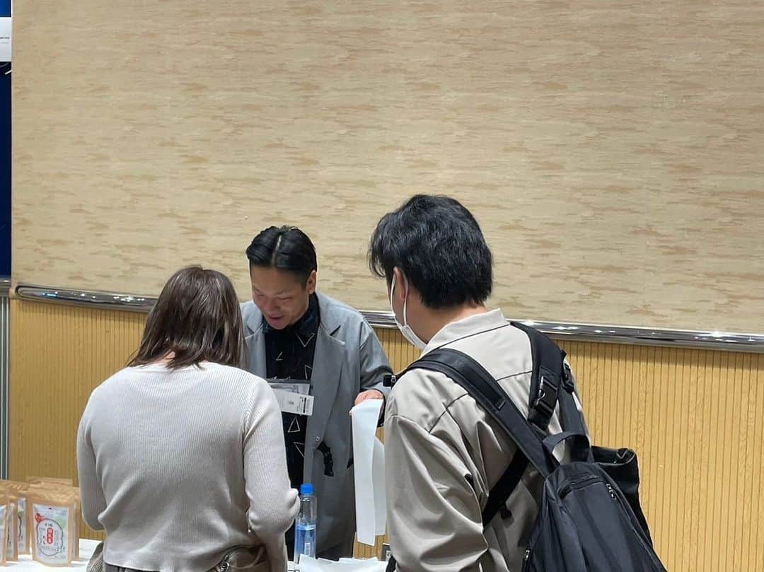 川島章良さんのインスタグラム写真 - (川島章良Instagram)「. . . 日本ガイシホールで 『ママHOLIDAYフェスタ』のトークイベントに出演してきました。 楽しかったぁー。  あっという間に40分がすぎ  津乃鶴の販売もさせていただいて  沢山の方が買っていただきありがとうございました。  そしてなによりお菓子まきというイベントが、、  これがかなり気持ちいい。  最高でした。  #ママHOLIDAYフェスタ #育児イベント #はんにゃ川島 #津乃鶴 #販売 #出汁」4月9日 18時33分 - hannyakawashima
