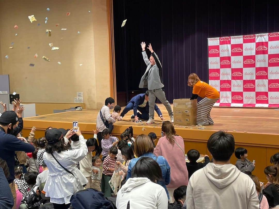 川島章良のインスタグラム：「. . . 日本ガイシホールで 『ママHOLIDAYフェスタ』のトークイベントに出演してきました。 楽しかったぁー。  あっという間に40分がすぎ  津乃鶴の販売もさせていただいて  沢山の方が買っていただきありがとうございました。  そしてなによりお菓子まきというイベントが、、  これがかなり気持ちいい。  最高でした。  #ママHOLIDAYフェスタ #育児イベント #はんにゃ川島 #津乃鶴 #販売 #出汁」