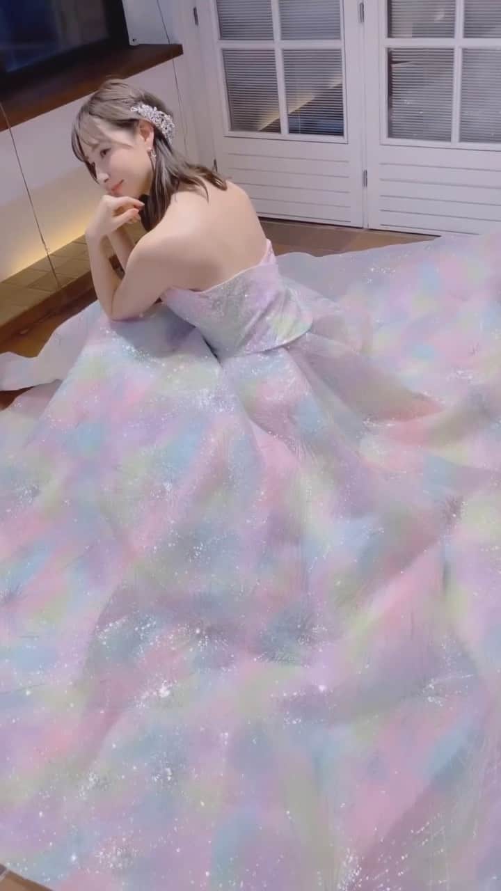 杉本麻衣佳のインスタグラム：「THEHANYの新作ドレスを着たときの👗 キラキラで着るだけでHAPPYなドレス♡ 羽仁衣さんとおしゃべり中😌♡  #thehany#thehanyハナビ #wedding #weddingdress #bride #ウェディングドレス#ウェディング#カラードレス」