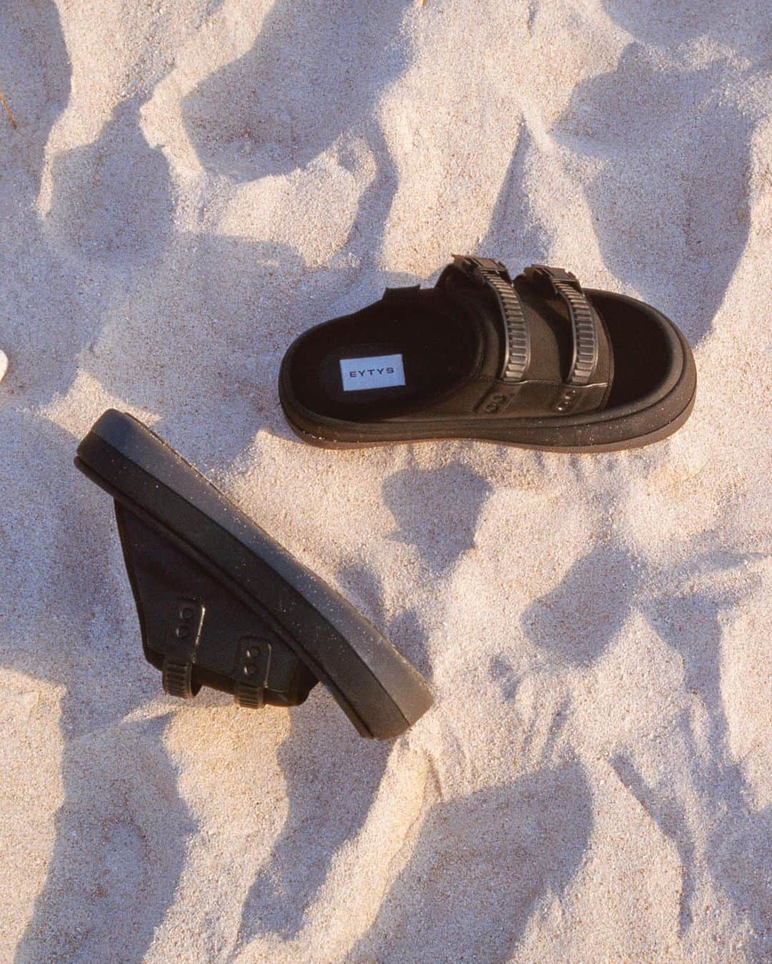 エイティーズのインスタグラム：「Sun is rising  Explore the vacation shop at eytys.com.」