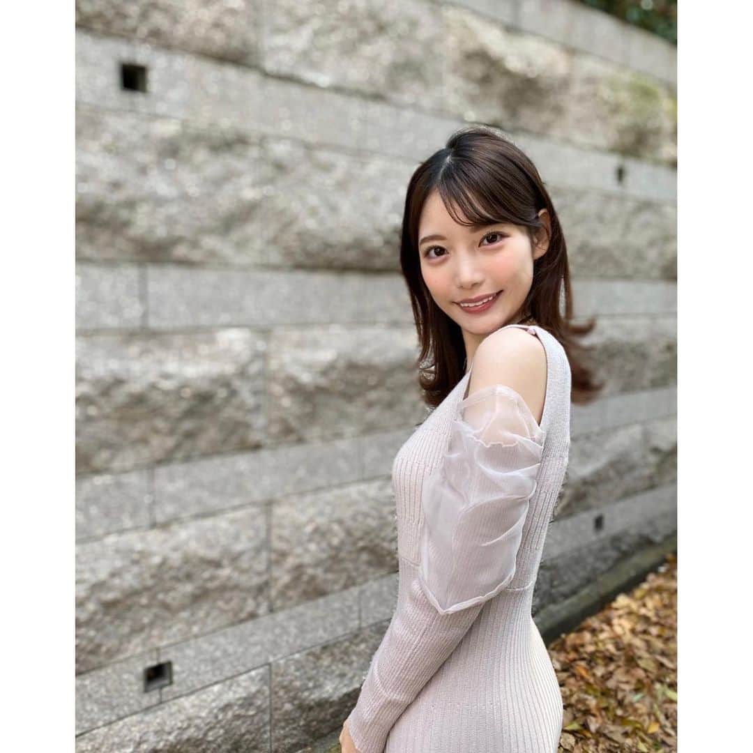 竹俣紅さんのインスタグラム写真 - (竹俣紅Instagram)「🌸 きょうも『みんなのKEIBA』 ありがとうございました！ ⁡ 初回で本命馬が的中したということで、 今回の桜花賞も、番組内で予想を発表することに。 (私の予想なんぞお役に立てないのにすみません🙏) ⁡ 過去の結果から、 キャリア2〜3戦で前走の馬体重460kg以上500kg未満の馬に絞ったところ、 リバティアイランド・ハーパー・ペリファーニアの3頭に。 ⁡ 本命としたハーパーは4着でしたが、 他の2頭が3着以内に入ってくれました！ ⁡ 初回は、本命は当たっても馬券は外れていたのですが、 今回は、人生ではじめて馬券が的中☺️ ⁡ 『みんなのKEIBA』の公式YouTubeの 井崎先生の反省部屋でもおしゃべりさせていただいていますので、 よろしければご覧ください！ ⁡ さあ、来週は皐月賞。 楽しみですね✨ ⁡ ⁡ #2枚目は #ガチャピン #がくれた名刺 #左は #新人のときに頂いたもの #右は #50周年記念で #リニューアルしたものをいただきました #かわいい #💚 #明日からも #よろしくお願いします」4月9日 18時30分 - benitakemata_official