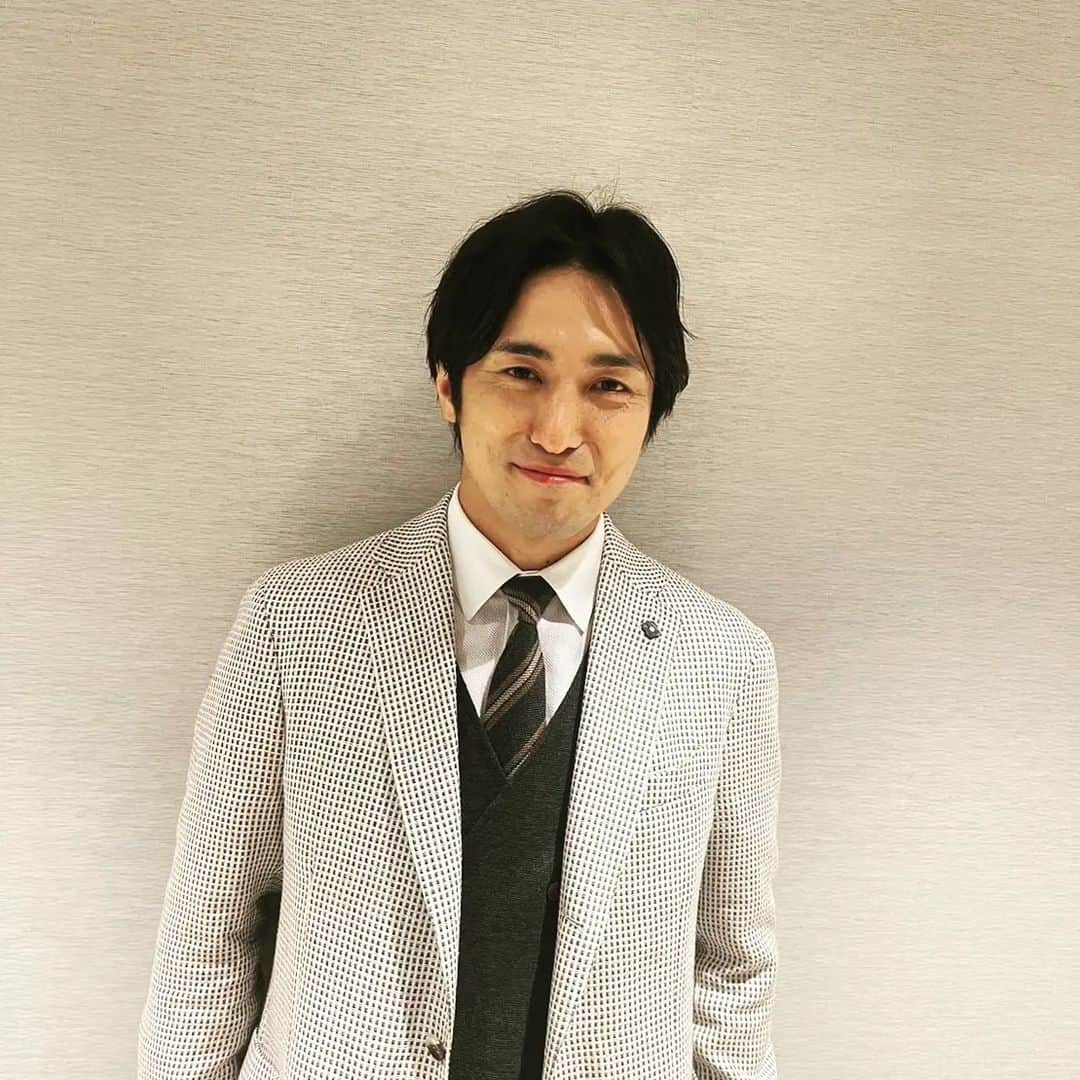高橋光臣のインスタグラム：「本日は #隣の男はよく食べる の 制作記者発表でした。 撮影自体はかなり前に撮り終えていたので、キャストの皆様とスタッフに会えて嬉しかった。 会見もドラマ本編の雰囲気そのままに、楽しかった。 皆様お楽しみに。 ※現在Paraviで先行配信が始まっています。 そして地上波放送は 4/12　毎週水曜日深夜0時30分〜深夜1:00  #テレ東 #倉科カナ #菊池風磨 #山田真歩 #高橋光臣」