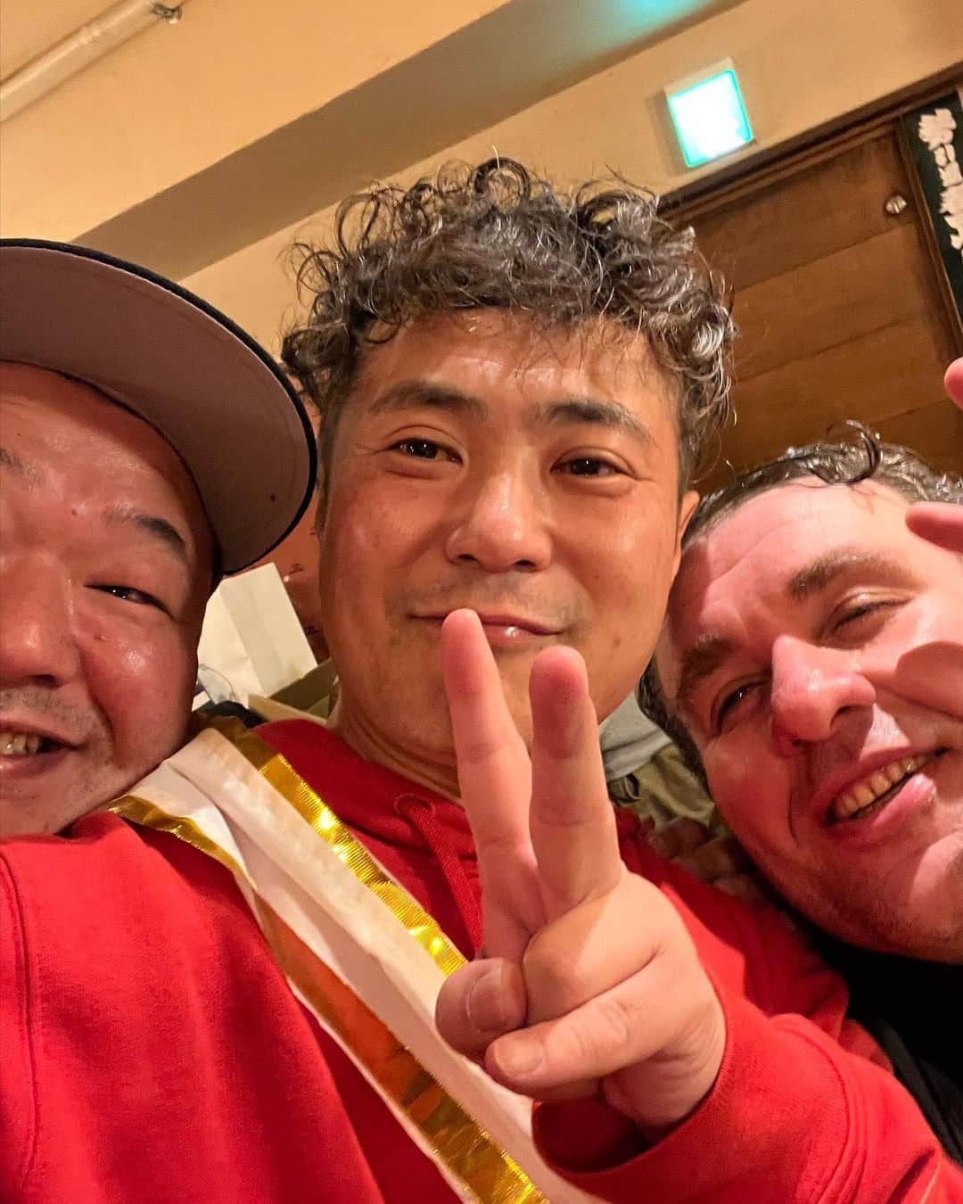 入江慎也さんのインスタグラム写真 - (入江慎也Instagram)「4月8日で、 46歳の誕生日を迎えました。 先輩、後輩、スタッフ、友達にお祝いしていただきました。 誕生日直前でお酒を飲んで、色々な思いがあり、号泣してしまい、顔がパンパンになった46歳スタートでした。。 記憶も後半はほとんどありませんでした笑  2019年から2023年までの四年間色々ありました。。。  2019年の年を超えられる一年にしていきたいです。  ピカピカは今年一年も走り続けたいと思います。 よろしくお願い致します🤲  ピカピカ設立した43歳の時に50歳を見据えてに色々考えています。 50歳まで後4年です。  形にしていきます！  いいかげん本当に独り身は辛いです笑  なんとかしないとだと改めて思いました。  #46歳 #誕生日 #誕生日会 #4月8日」4月9日 18時36分 - oreirie0408