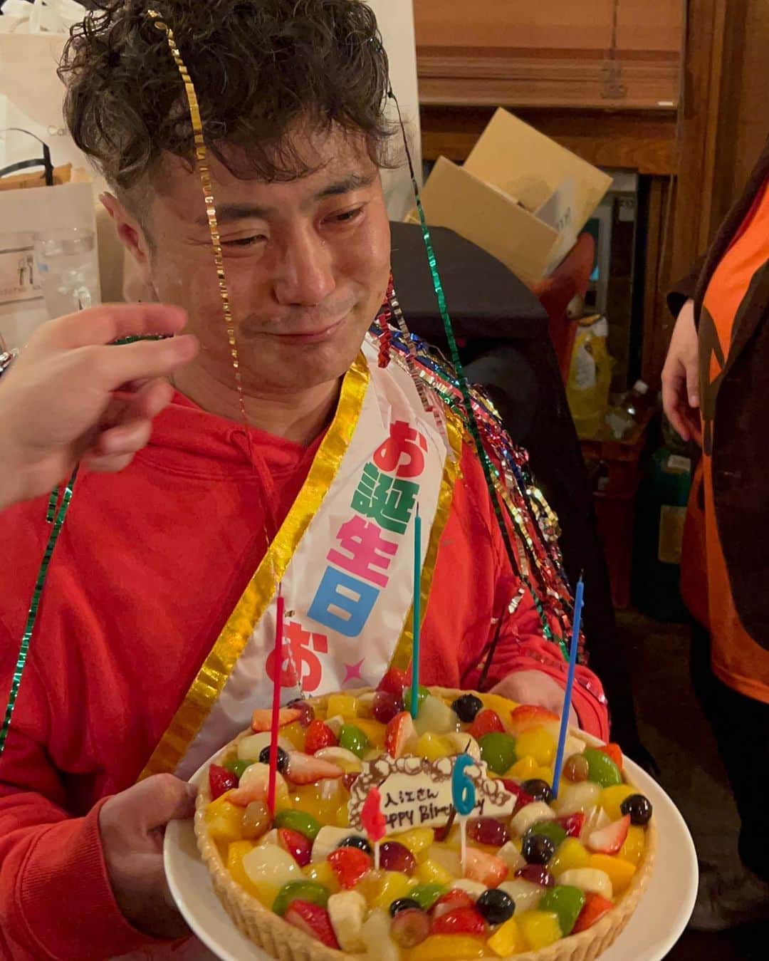 入江慎也のインスタグラム：「4月8日で、 46歳の誕生日を迎えました。 先輩、後輩、スタッフ、友達にお祝いしていただきました。 誕生日直前でお酒を飲んで、色々な思いがあり、号泣してしまい、顔がパンパンになった46歳スタートでした。。 記憶も後半はほとんどありませんでした笑  2019年から2023年までの四年間色々ありました。。。  2019年の年を超えられる一年にしていきたいです。  ピカピカは今年一年も走り続けたいと思います。 よろしくお願い致します🤲  ピカピカ設立した43歳の時に50歳を見据えてに色々考えています。 50歳まで後4年です。  形にしていきます！  いいかげん本当に独り身は辛いです笑  なんとかしないとだと改めて思いました。  #46歳 #誕生日 #誕生日会 #4月8日」