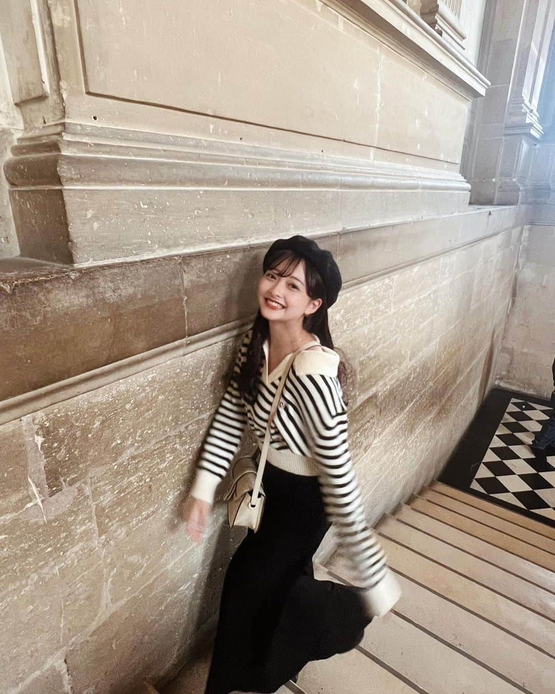 HANAのインスタグラム：「ヴェルサイユ宮殿🏰 鏡の間が綺麗すぎて言葉失った、、🪞 ちなみに帰りのツアーバスに置いていかれたwww  #ヴェルサイユ宮殿 #Palace of Versailles」