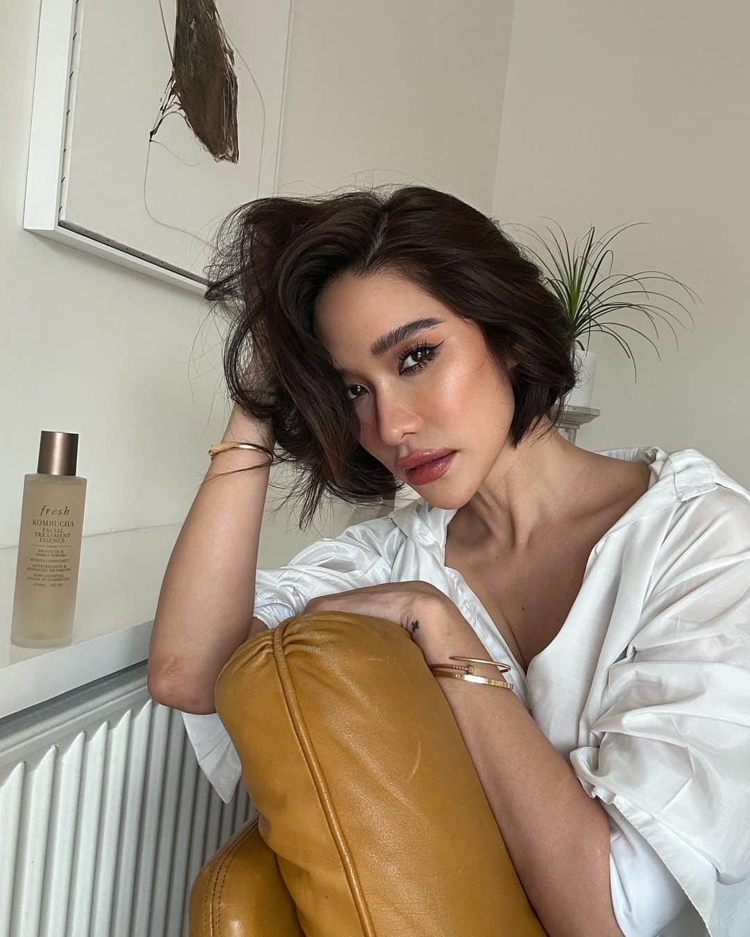Laila Boonyasakのインスタグラム：「ช่วงนี้อากาศร้อน ฝุ่นมลภาวะเยอะมากๆ พลอยอยากจะมาแนะนำ Essence ที่เหมาะกับอากาศช่วงนี้กันค่ะ หลังจากที่ได้ไป Trip กับ @freshbeauty มาเมื่อต้นปี พลอยได้มีโอกาสลอง Fresh Kombucha Essence สูตรใหม่ที่ช่วยปกป้องจากมลภาวะต่างๆมากขึ้นถึง 2 เท่า และยังมีเมตาไบโอติกสุดล้ำที่ Fresh ทำการวิจัยยาวนานถึง 10 ปี ว่าช่วยซ่อมแซมฟื้นบำรุงผิวได้ยาวนาน 24 ชั่วโมง ทำให้เหมาะกับช่วงนี้มากๆที่อากาศทั้งร้อนและยังมีฝุ่นมลภาวะต่างๆ ที่สามารถทำร้ายผิวเราได้อย่างง่ายดาย Fresh Kombucha Essence ตัวนี้จึงเป็นตัวเลือกที่พลอยเลือกหยิบมาใช้ช่วงนี้เพราะนอกจากมีเนื้อที่บางเบา สามารถปกป้องและซ่อมแซมผิวได้แล้วยังทำให้ผิวชุ่มชื้น เรียบเนียน และเปล่งประกายอีกด้วยค่า   @freshbeauty #FreshKombucha #FreshLoveTH」
