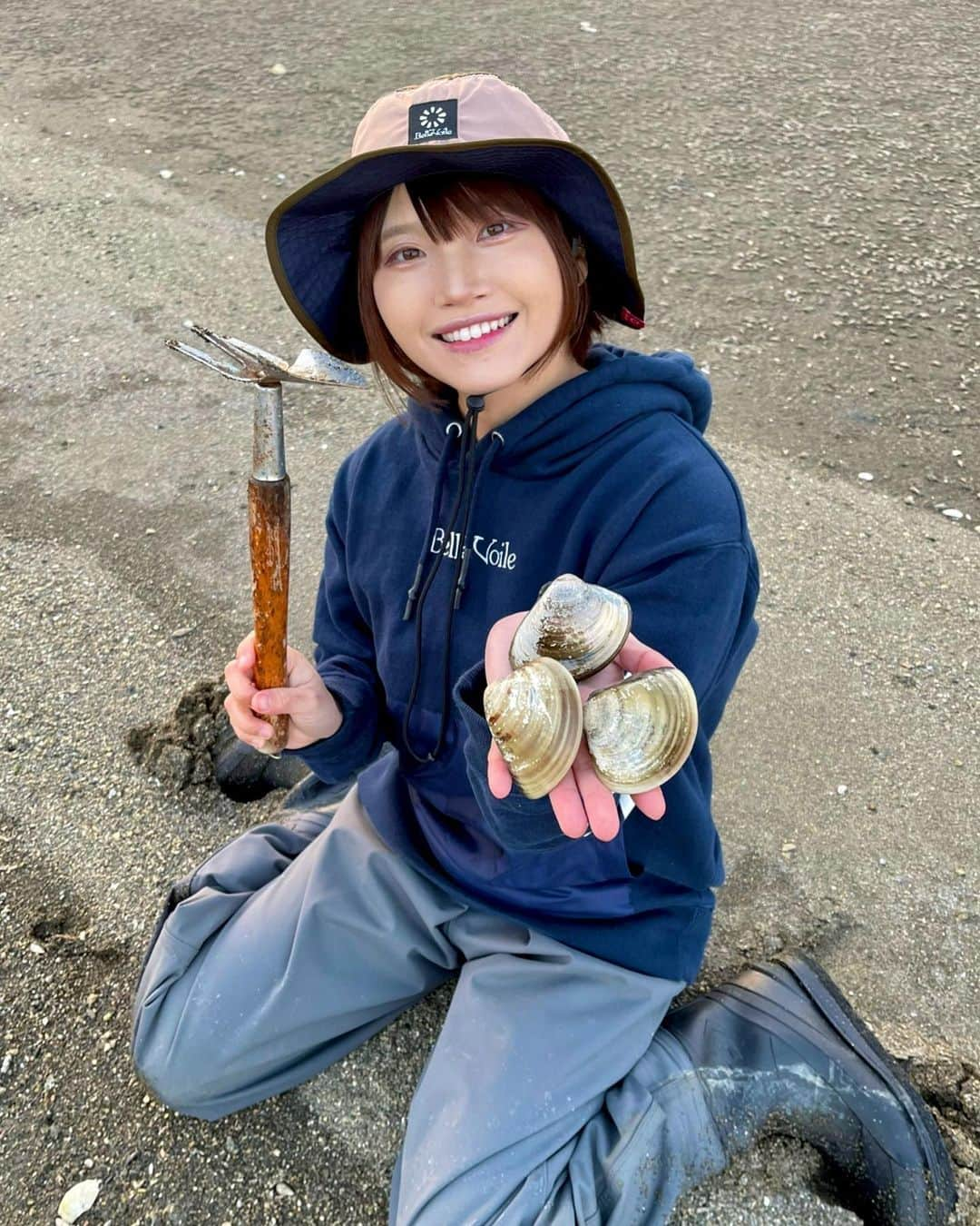 秋丸美帆さんのインスタグラム写真 - (秋丸美帆Instagram)「今年もこの季節がやってきた♫もう一つの趣味、潮干狩り☺️❤️この時期の大潮は、釣りよりも貝掘り優先😻宝探しみたいで、狩猟本能が掻き立てられる(*^o^*) そして、掘った後は… 蛤と肉と鰻のコラボレーション。是非音ありでお楽しみください☺️  #ハマグリ #潮干狩り #貝掘り #うなぎ #七輪 #みっぴ #秋丸美帆 #海 #bellevoile #outdoor #outdoors #bbq」4月9日 18時44分 - mippy34