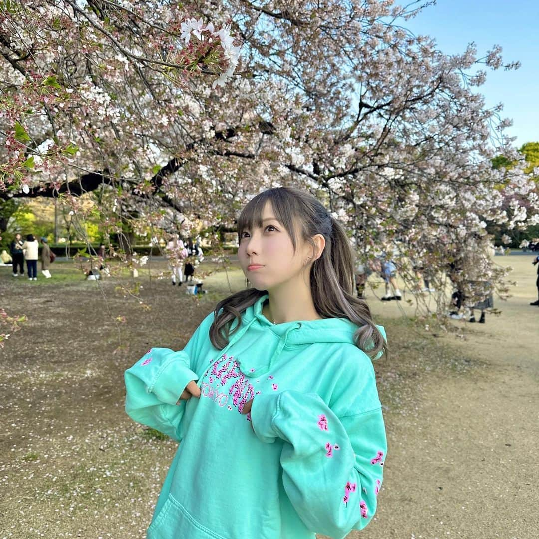 きりたんぽさんのインスタグラム写真 - (きりたんぽInstagram)「やっとお花見できたの🌸 ぴすとピクニック🥤🍡2人でお絵描きも🎨✋🫧まだちょっと寒かったのよ🥶🧊❄️」4月9日 18時44分 - kiritampopopo