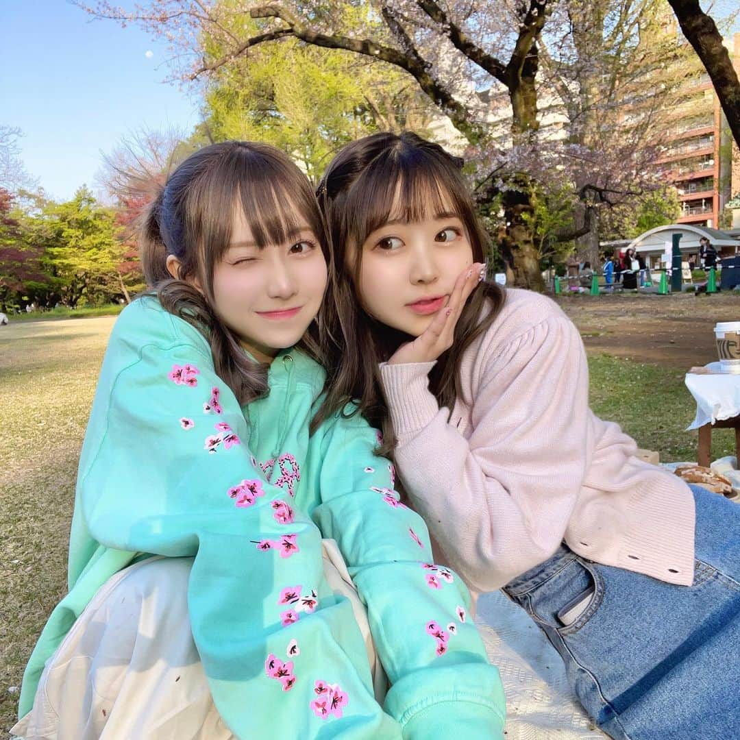 きりたんぽさんのインスタグラム写真 - (きりたんぽInstagram)「やっとお花見できたの🌸 ぴすとピクニック🥤🍡2人でお絵描きも🎨✋🫧まだちょっと寒かったのよ🥶🧊❄️」4月9日 18時44分 - kiritampopopo