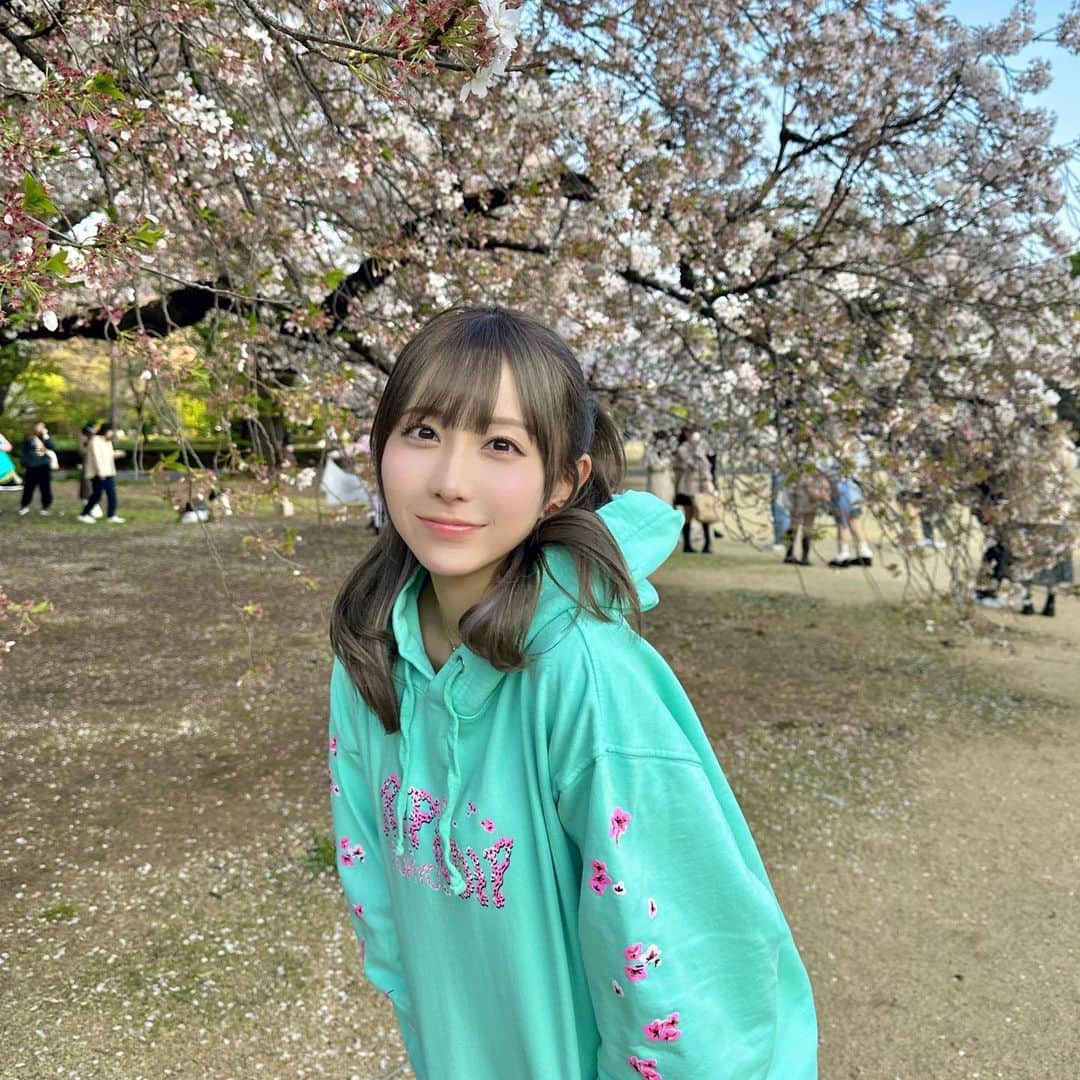 きりたんぽさんのインスタグラム写真 - (きりたんぽInstagram)「やっとお花見できたの🌸 ぴすとピクニック🥤🍡2人でお絵描きも🎨✋🫧まだちょっと寒かったのよ🥶🧊❄️」4月9日 18時44分 - kiritampopopo