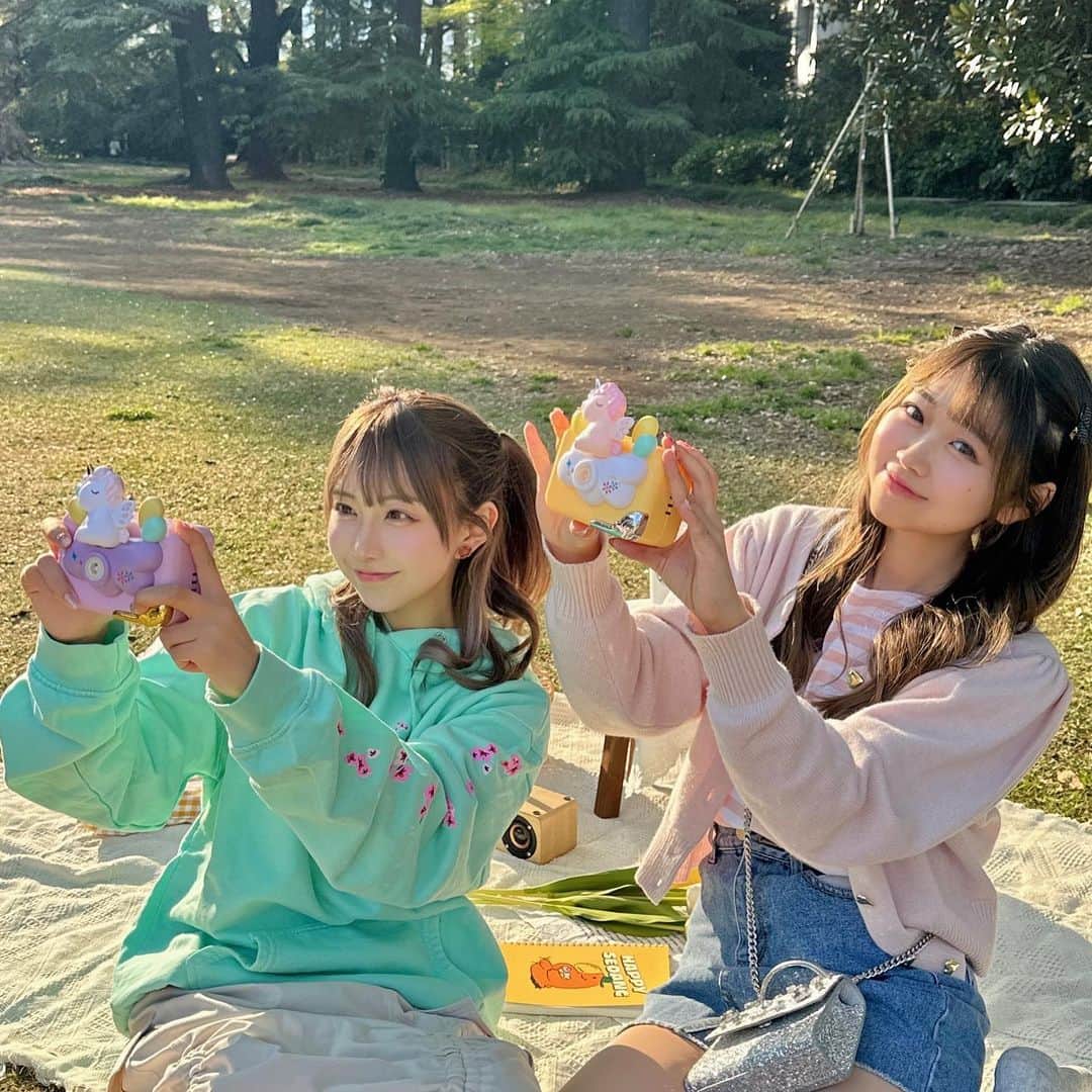 きりたんぽさんのインスタグラム写真 - (きりたんぽInstagram)「やっとお花見できたの🌸 ぴすとピクニック🥤🍡2人でお絵描きも🎨✋🫧まだちょっと寒かったのよ🥶🧊❄️」4月9日 18時44分 - kiritampopopo