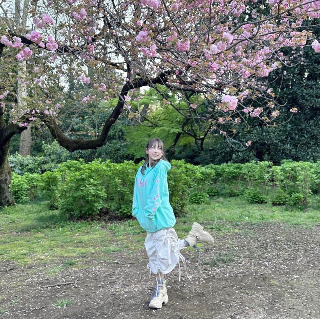 きりたんぽさんのインスタグラム写真 - (きりたんぽInstagram)「やっとお花見できたの🌸 ぴすとピクニック🥤🍡2人でお絵描きも🎨✋🫧まだちょっと寒かったのよ🥶🧊❄️」4月9日 18時44分 - kiritampopopo