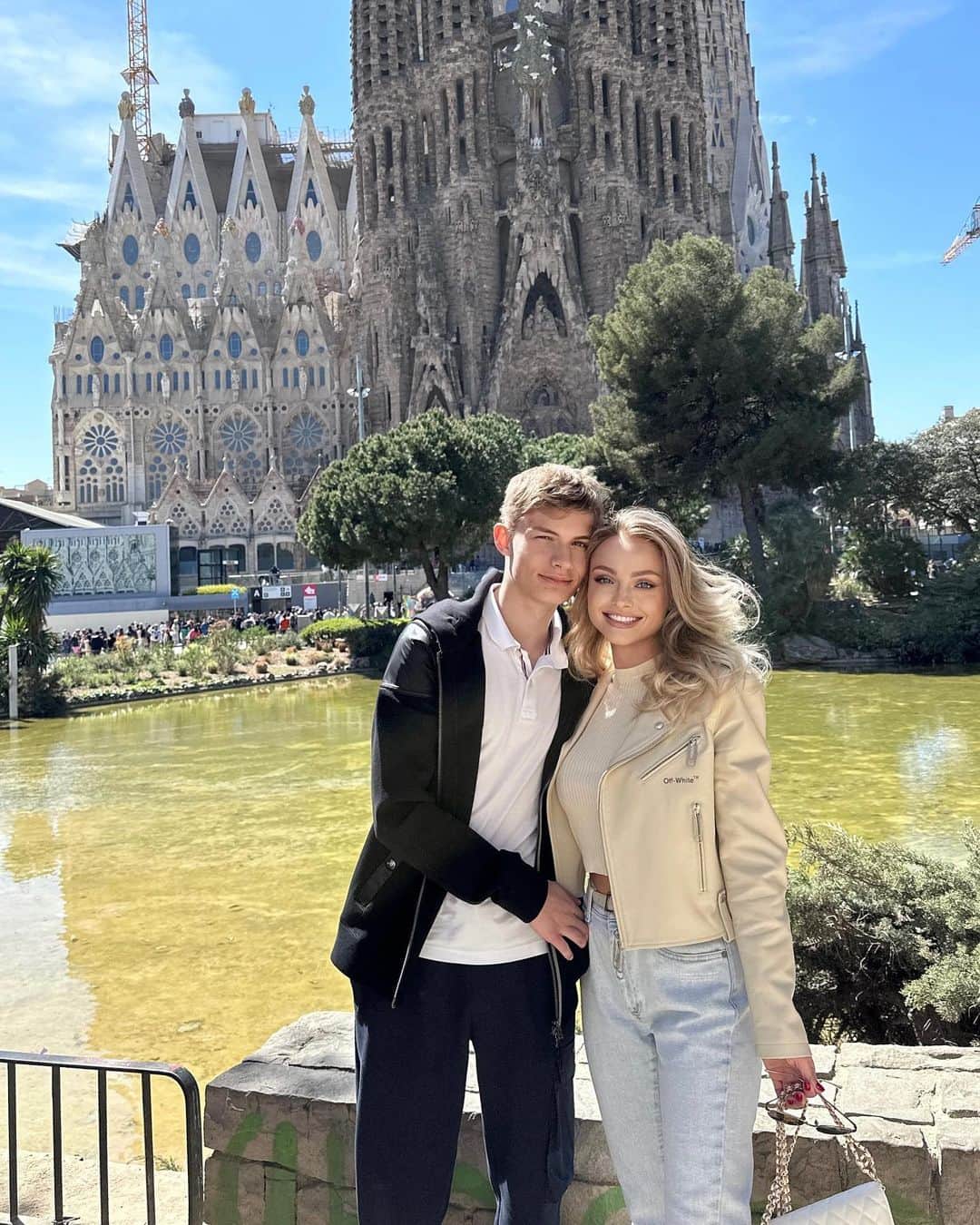 エカテリーナ・コバのインスタグラム：「Happy Easter to your Families 🐣💛」