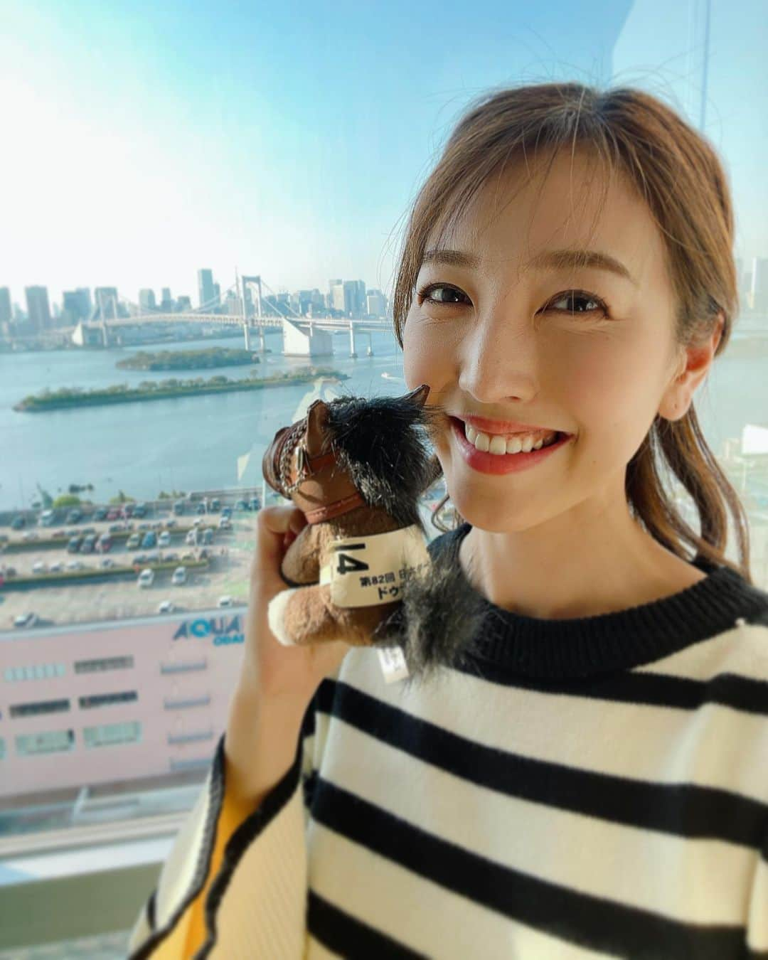 小澤陽子のインスタグラム：「🗽🗽🗽🌉🏝️🌈  最高のレースでした😭😭✨ #桜花賞🌸  これだから競馬はドラマがある！楽しい！🥹 リバティアイランド強かったーーーーーー ハープスターだった！！！  中内田厩舎✖︎川田騎手、クラシック初制覇！ 陣営のみなさま。本当におめでとうございます🎊🍾  そして、 大好きなドゥラメンテ産駒が連覇🎉👸🏼👸🏼嬉 (ちょっとクセ強めな投稿かも…ごめんなさい)  📝  私は今週も『BSスーパーKEIBA』で 生中継でお届けしていましたが、 いつもCM明けに〝Memories〟というコーナーがあって。  その日に開催するレースの、 過去の名勝負をご紹介するんです。 もちろん私はまだまだ競馬歴７年ちょっとで 知らない時代はもちろん、 まだ生まれてない年のレースも沢山あるんですが、、  今日、レース直前にご紹介したのが 2014年のハープスターが勝ったレース…  最後方にいたんですが物凄い末脚で、 外から17頭のごぼう抜き…！ この年の鞍上が、川田将雅 騎手。  そんなレースを見た直後に、今年の桜花賞🌸  最後の直線、デジャヴかと思うような展開、、！  1番人気を背負った２歳女王が、 圧巻の末脚で差し切り😭😭🌸 この鞍上も、川田騎手……  うーん。本当にハープスターのようでした。  しかも、上がり３Ｆ(最後の600m)のタイムが 32.9秒と、ここまでハープスターと同じで 過去最速タイなんですって！！すご。  ひゃー。強かったです！！！！！！ 今後も楽しみ。😭😭😭  そして、なんといっても リバティアイランドのお父さんは 怪物と言われた二冠馬ドゥラメンテ！ さすが、血を引いてます。 天国のお父さんが喜んでくれてるはず😆🌈  スターズオンアースに続いて桜花賞連覇だし、 ドゥラメンテ産駒、活躍してるなぁ✨  戴冠するのは当たり前だけど一頭。 けど、この３歳世代、沢山デビューしている中 この舞台に立てるだけで凄いんです！  このあとオークスや秋華賞などでも がんばってほしいです💫 とりあえず、無事に！！！！！！🥺🥺🥺✨  あーやっぱり長くなってしまった。 ここまで全部読んでくれる人はいないだろうと思いつつも 自分の想いを残しておきたくてここに保存📝  来週の皐月賞も楽しみ！ 今から考えよう💭  #楽しかったなぁ #桜花賞 #リバティアイランド #強すぎ #ハープスター #ドゥラメンテ産駒 #BSスーパーKEIBA #BSフジ #日曜15時から毎週です✌🏻」