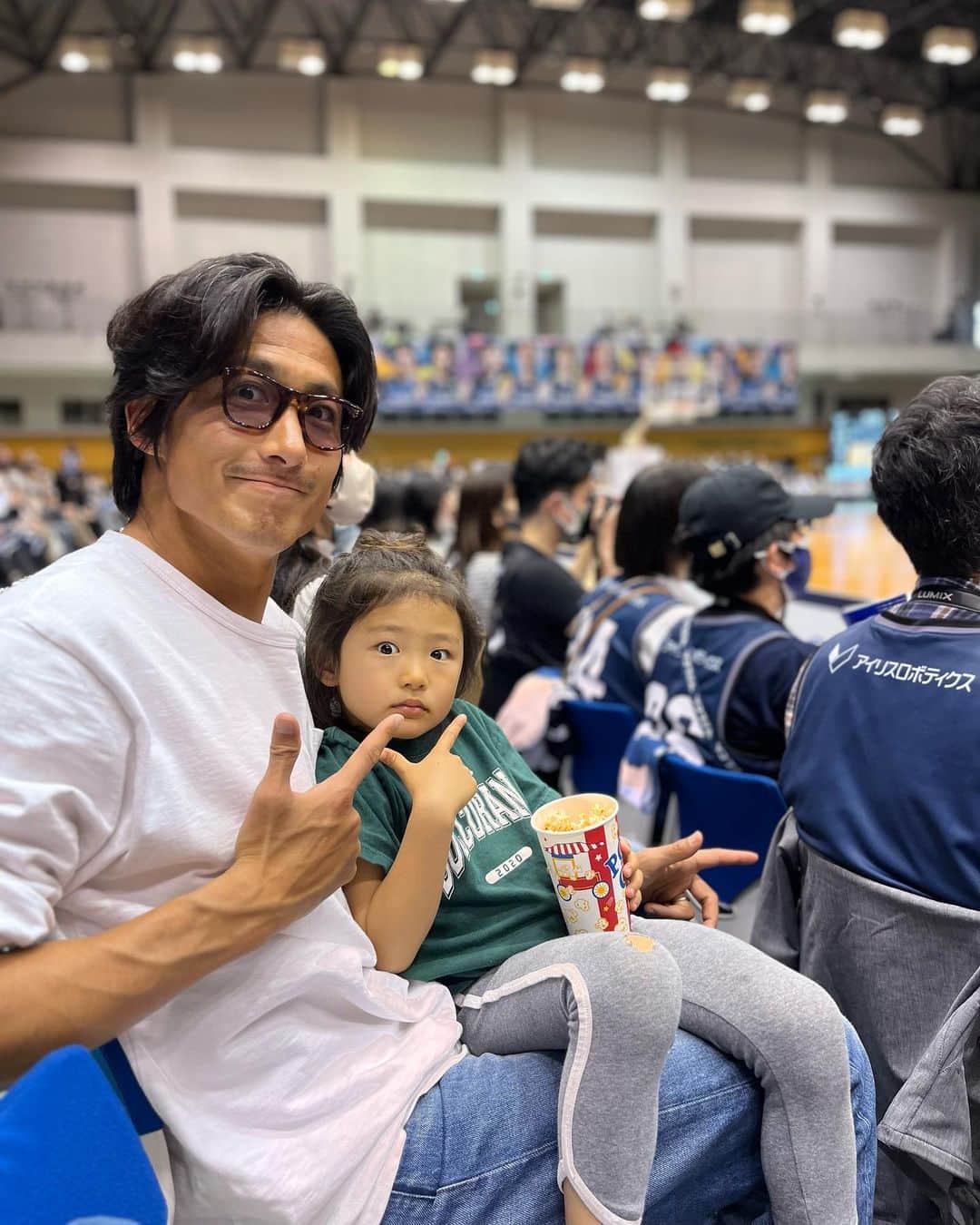 都倉賢さんのインスタグラム写真 - (都倉賢Instagram)「家族で長崎ヴェルカの試合を観戦させてもらいましたが、その試合展開が熱いのなんのって、逆転に次ぐ逆転で最後はなんとかディフェンスを凌ぎ切って同点で延長戦へ突入からの大勝利👏🏻👏🏻👏🏻  いやー感動した！！！  コートからめちゃくちゃ近い席だったので選手の躍動感やバスケの激しさを間近で感じる事が出来て娘も大興奮でした🏀  それにしても手に汗握る展開すぎて疲れましたが、最後の最後まで選手や会場にいる皆さんの諦めない姿勢や応援が今日の勝利に繋がったなと心から思いました。 今日感じた事を今度はVファーレン長崎として表現していきたいと思います。  ヴェルカのB 1昇格、Vファーレン長崎のJ 1昇格でスポーツの力で長崎を盛り上げていきましょう💪🏻💪🏻💪🏻」4月9日 18時49分 - tokuraken