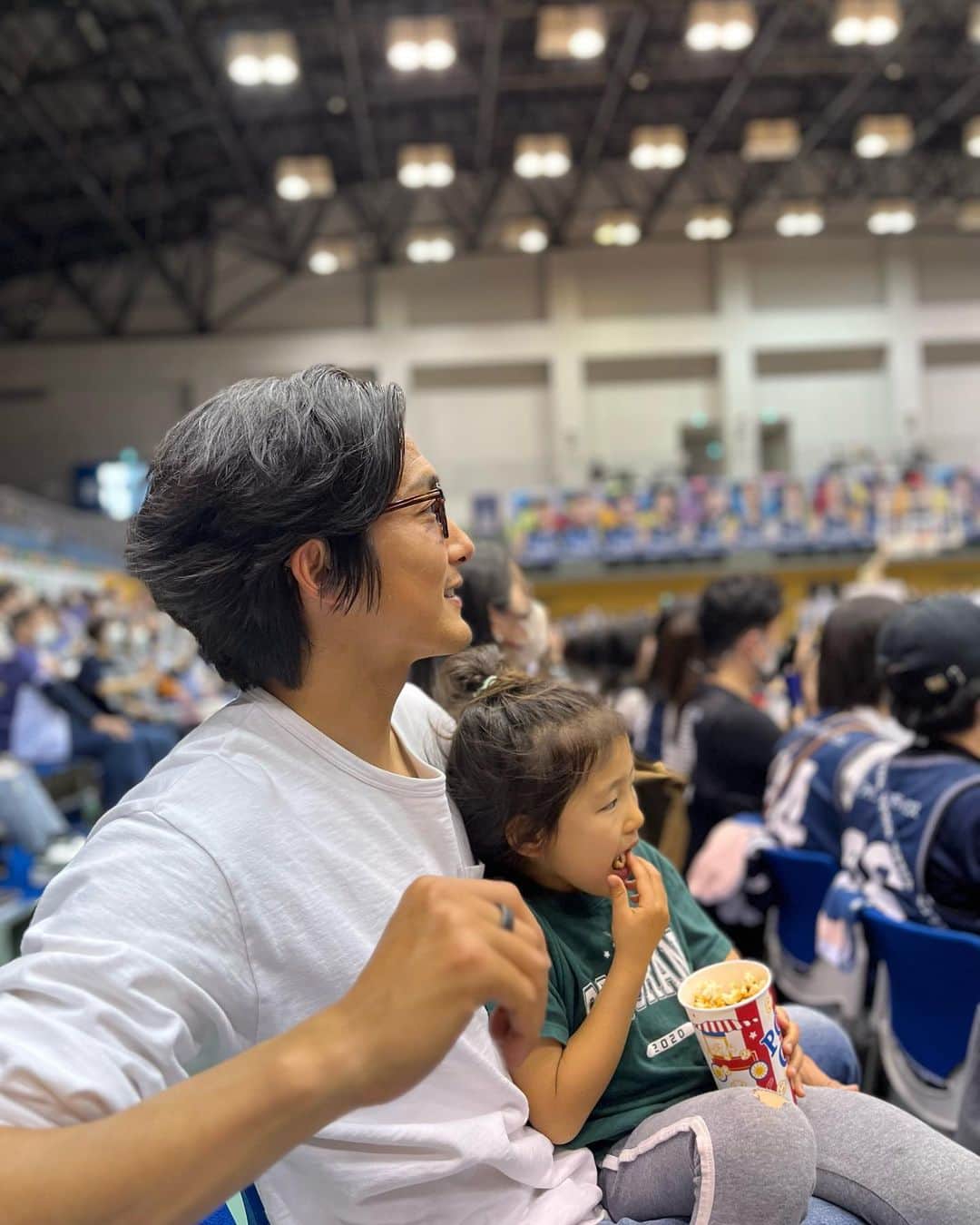 都倉賢さんのインスタグラム写真 - (都倉賢Instagram)「家族で長崎ヴェルカの試合を観戦させてもらいましたが、その試合展開が熱いのなんのって、逆転に次ぐ逆転で最後はなんとかディフェンスを凌ぎ切って同点で延長戦へ突入からの大勝利👏🏻👏🏻👏🏻  いやー感動した！！！  コートからめちゃくちゃ近い席だったので選手の躍動感やバスケの激しさを間近で感じる事が出来て娘も大興奮でした🏀  それにしても手に汗握る展開すぎて疲れましたが、最後の最後まで選手や会場にいる皆さんの諦めない姿勢や応援が今日の勝利に繋がったなと心から思いました。 今日感じた事を今度はVファーレン長崎として表現していきたいと思います。  ヴェルカのB 1昇格、Vファーレン長崎のJ 1昇格でスポーツの力で長崎を盛り上げていきましょう💪🏻💪🏻💪🏻」4月9日 18時49分 - tokuraken