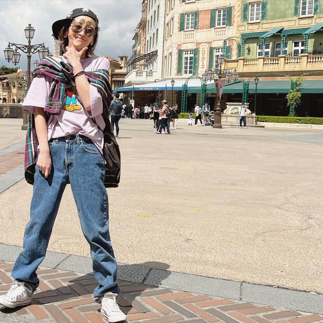 西山茉希さんのインスタグラム写真 - (西山茉希Instagram)「ディズニーのために、 母さんもミッキーTシャツ用意したお🐭  LIFEで見つけたんだお🤭🤭🤭  一番好きなのは、 ずっとドナルドだけど😝💙  #主役に並んで楽しんだ #数年ぶりのTDS #🧞‍♂️」4月9日 18時49分 - maki.nshiyama50