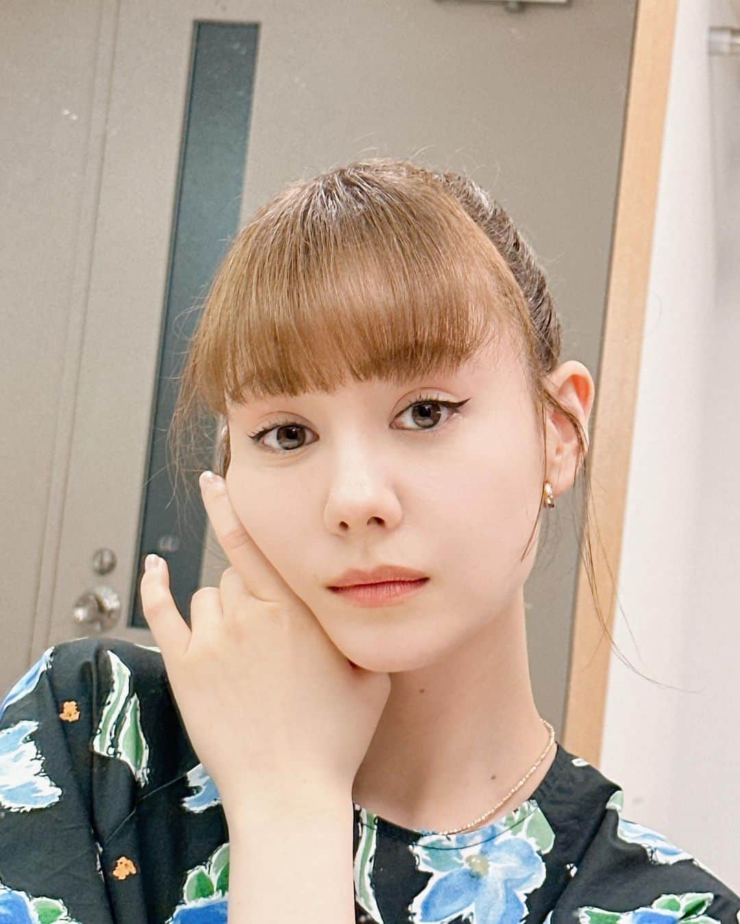 のインスタグラム：「この間のメイク♡  と、お衣装☺️  どちらも好みでした🫶  あ、最後の写真はマネージャーさん達と 立ち食いうどん屋さんにて😋」