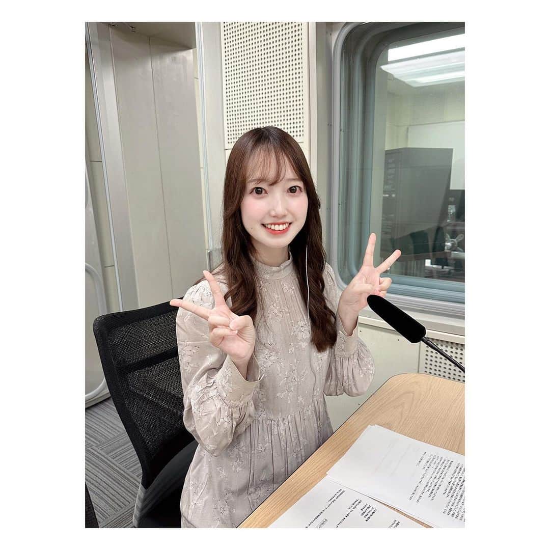 石井奏美のインスタグラム：「日曜深夜はGOODNIGHT RNC📻 入社してから初めてラジオのレギュラーをいただいたのがこの番組で、とても嬉しかったのを覚えています✨  月曜日からお仕事や学校が始まる方には少しでも週始めをポジティブに過ごせますようにという気持ちと  お仕事折り返し地点という方には少しでもホッとできる時間をと、 ディレクターさんと二人三脚で放送しております💡  声だけで伝える難しさはありますが、 GOODNIGHT RNCもアイドルしか勝たん！もリスナーの皆さんに全力で気持ちが届きますように〜と自分なりに喋っています。  今夜もよかったらお付き合いくださいな🙇‍♀️  今日も1日お疲れ様でした💐🧸  #岡山#香川#アナウンサー#ラジオ#📻」