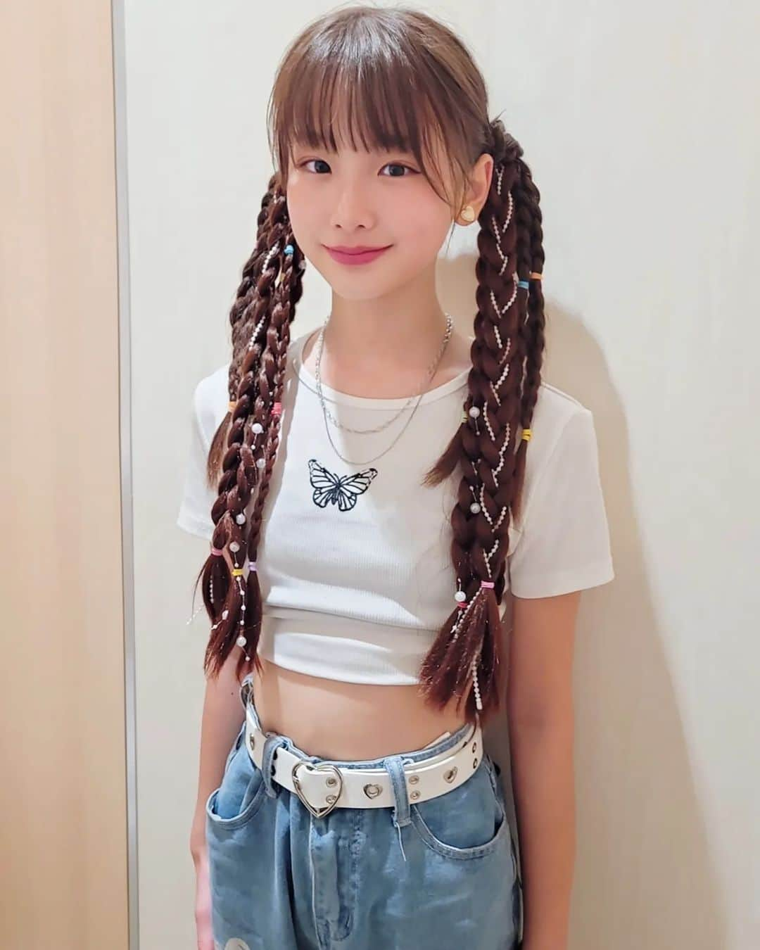 ひなのインスタグラム：「♡.*⁡⁡ ⁡ 先日⁡ダンスの発表会があり ⁡ひなはNewjeansのHypeBoyを踊りました👧🏼🩷⁡ ⁡.⁡ ⁡衣装と髪型はこんな感じ🫶🏻 ⁡ハニちゃんをイメージしました🩷⁡⁡ ⁡メイクはライン長めで⁡ ⁡目元ピンクでキラキラに✨(写真じゃ分かりづらい🫨) ⁡. ⁡可愛くて可愛くて何回動画見直したかな🥹🩷(親バカ炸裂)⁡ 衣装や髪型考えるのが楽しい母🙋🏼‍♀️♡ 前日に髪型リハしたおかげで当日スムーズに準備出来ました🤣💕⁡ 自宅でも毎日ダンス自主練していたので⁡ ⁡笑顔で楽しそうにひならしく踊れていました👏🏻🩷⁡ ⁡. ⁡ このデニムがとっても可愛いんだけど⁡ ⁡写真に写ってない🤣⁡ ⁡トップス、ベルト、デニム全てSheinです🙂⁡ #newjeans⁡ #hypeboy⁡ #kpopdance」