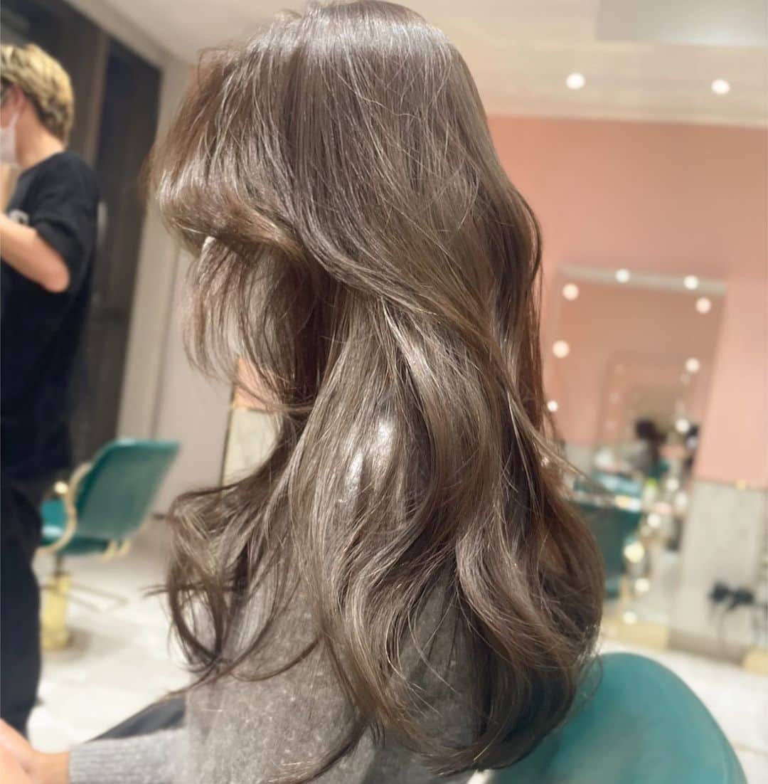 原涼香のインスタグラム：「𝙣𝙪𝙙𝙚 𝙗𝙚𝙞𝙜𝙚 🤎 今やりたい明るめカラー💖 ブリーチなしです✔︎✨ menu... ●カット ●プレミアムケアカラー(暗めの方はWケアカラー) ●バイカルテトリートメント ㅤㅤㅤㅤㅤㅤㅤㅤㅤㅤㅤㅤㅤ 春hair是非お任せください🤍 ㅤㅤㅤㅤㅤㅤㅤㅤㅤㅤㅤㅤㅤ  #SHIMA #韓国ヘア#韓国スタイル#海外ヘア#レイヤーカット#ワンホンヘア#ワンホン#ブリーチカラー#網紅#初カラー#ハイトーン#暗髪#ベージュカラー#ラベンダーカラー#グレージュ#オリーブカラー#透明感カラー#銀座美容院#銀座美容室#美容師#美容学生#시스루뱅#레이어드컷#hairstyle#y2k#fasion#color#layered#beige#メイク」