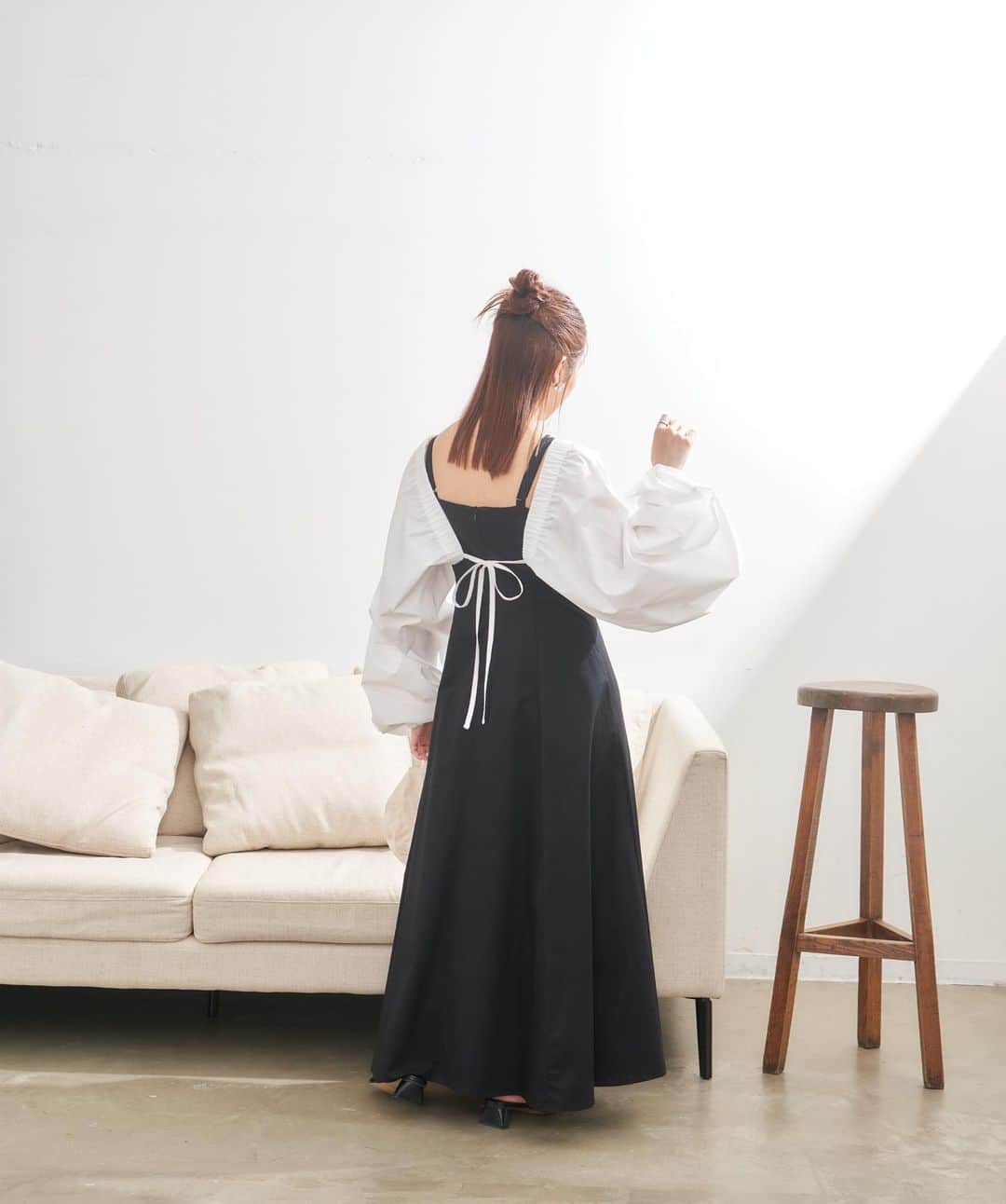 Vannie Officialのインスタグラム：「【 4.12 NEW ARRIVAL 】 ⠀  前後2WAY着用可なコーデに映えるデザインボレロが登場！  シャツ素材で春夏らしく軽い印象に。  ボリュームたっぷりの袖がコーデのポイント。  夏の肌寒い時にも大活躍。  袖はALLゴムで着心地◎  ⠀ 🏷 ボリュームスリーブシャツボレロ white ¥3,960(tax in)  ⠀ →4/12 19:00 release♡  ⠀ #vannie_u #ヴァニーユー #ZOZOでしか買えない」